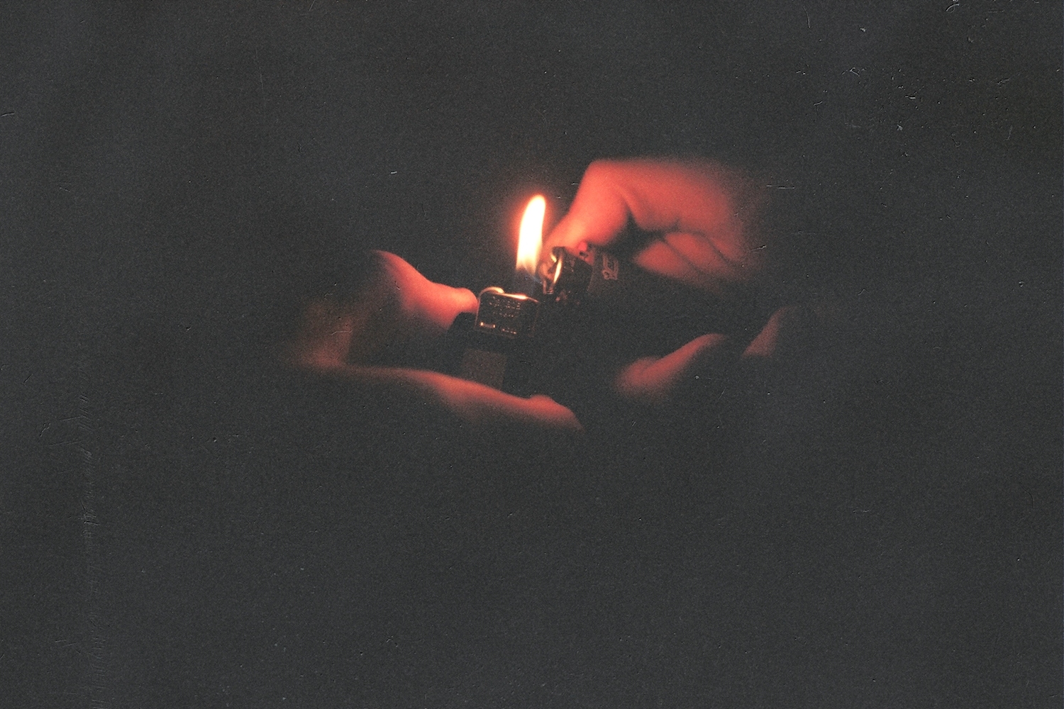 Сигарета В Руке Девушки Ночью Фото