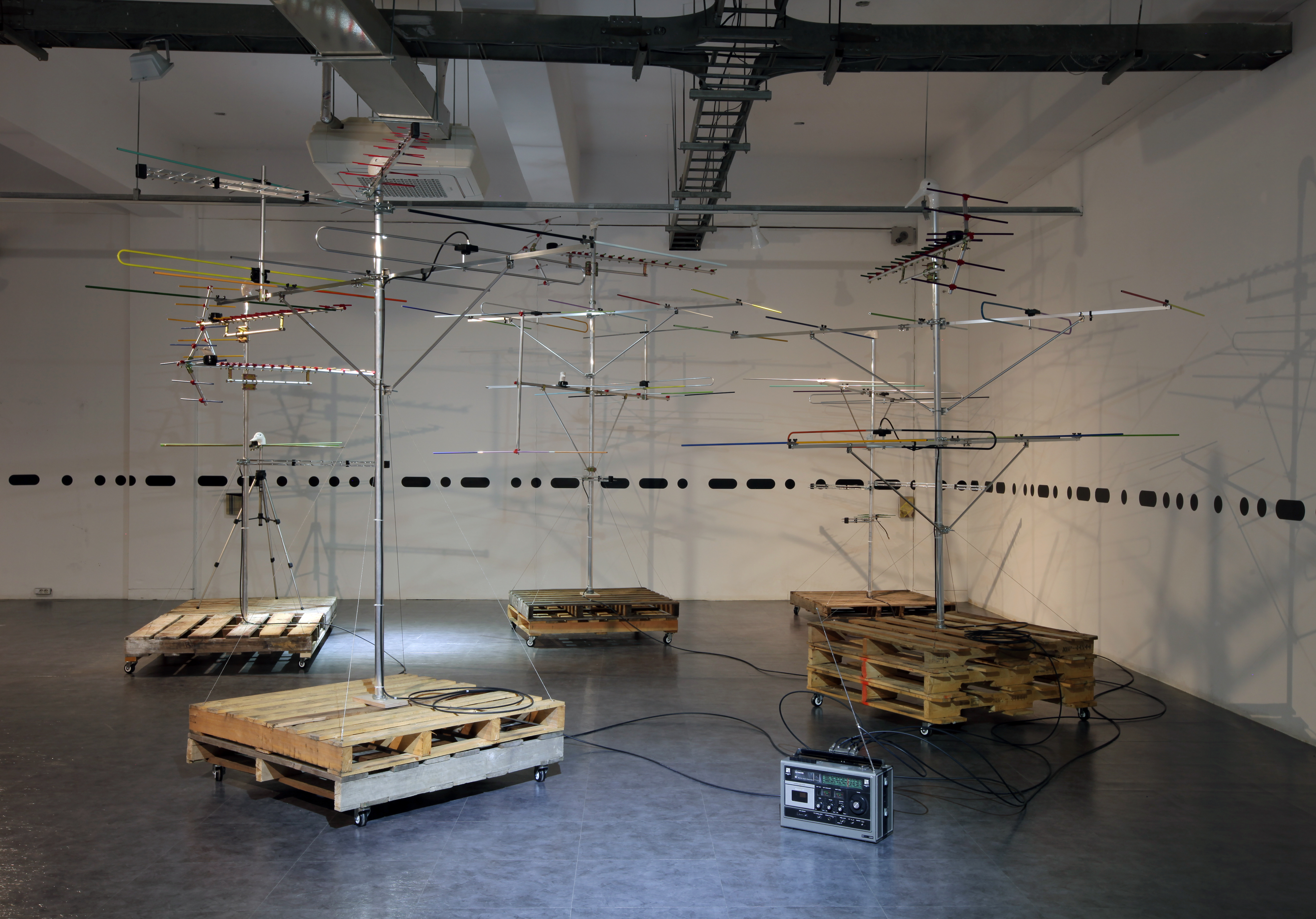 The Blanket area: Antenna bird /Wood, wheel, antenna, ceramic & sound system, Dimensions Variable, 2016 