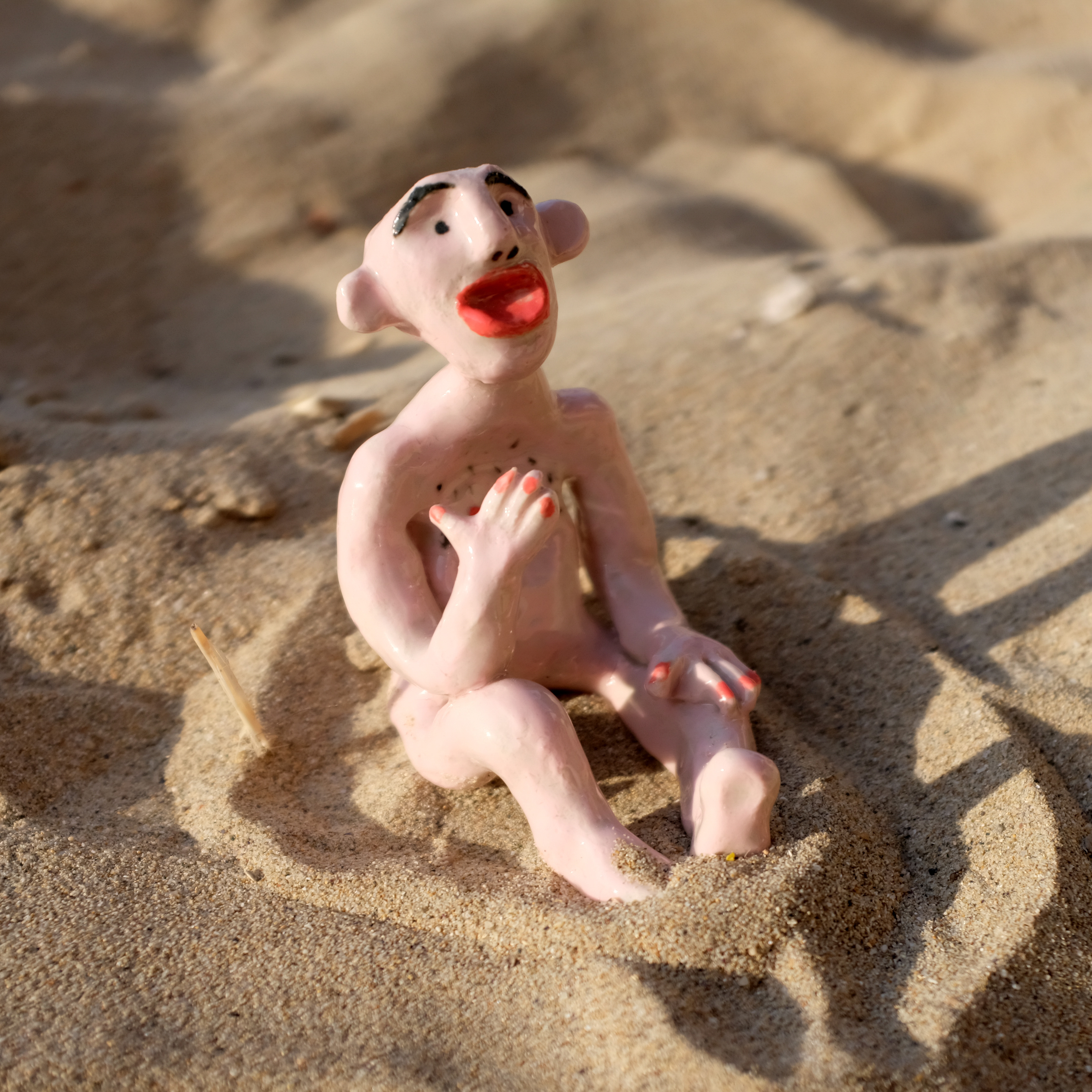 Ed (2022), glazed ceramics, 4,5 x 8cm