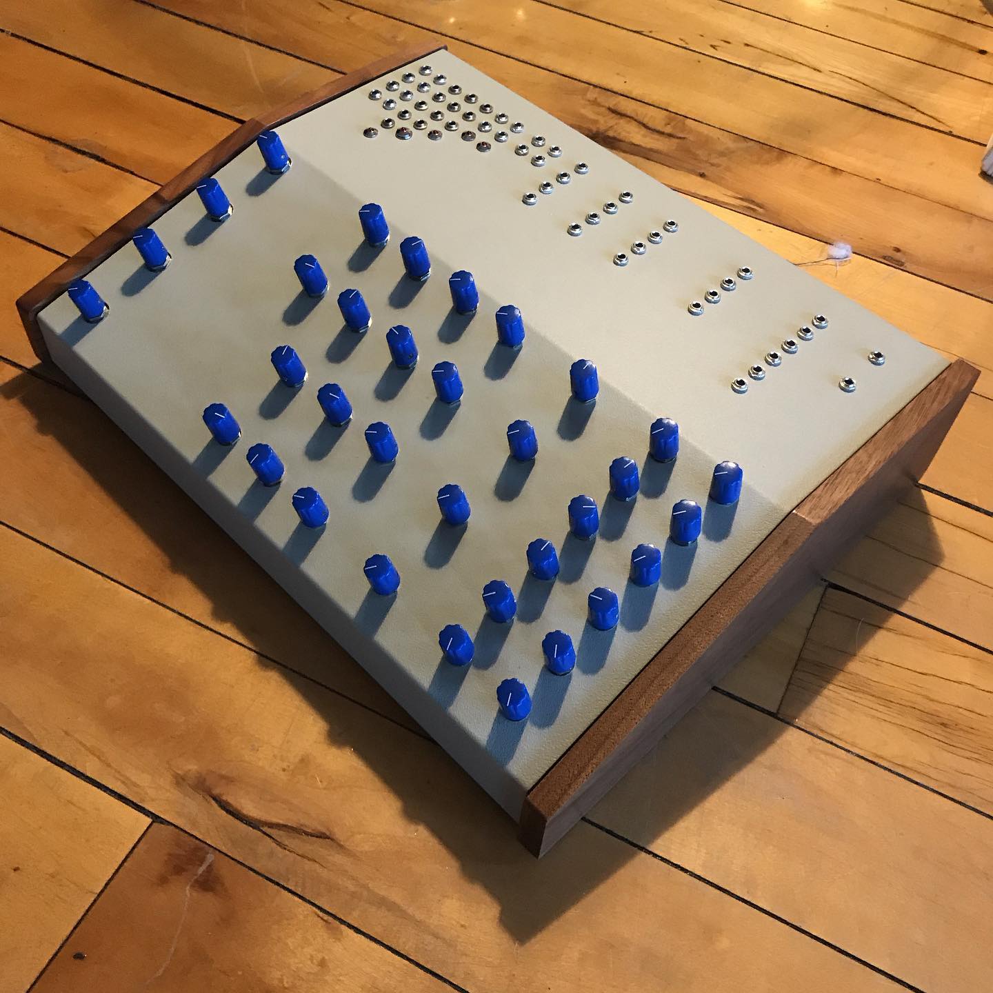 2020 rollz5 drum machine with quad echo and 6 channel panning mixer