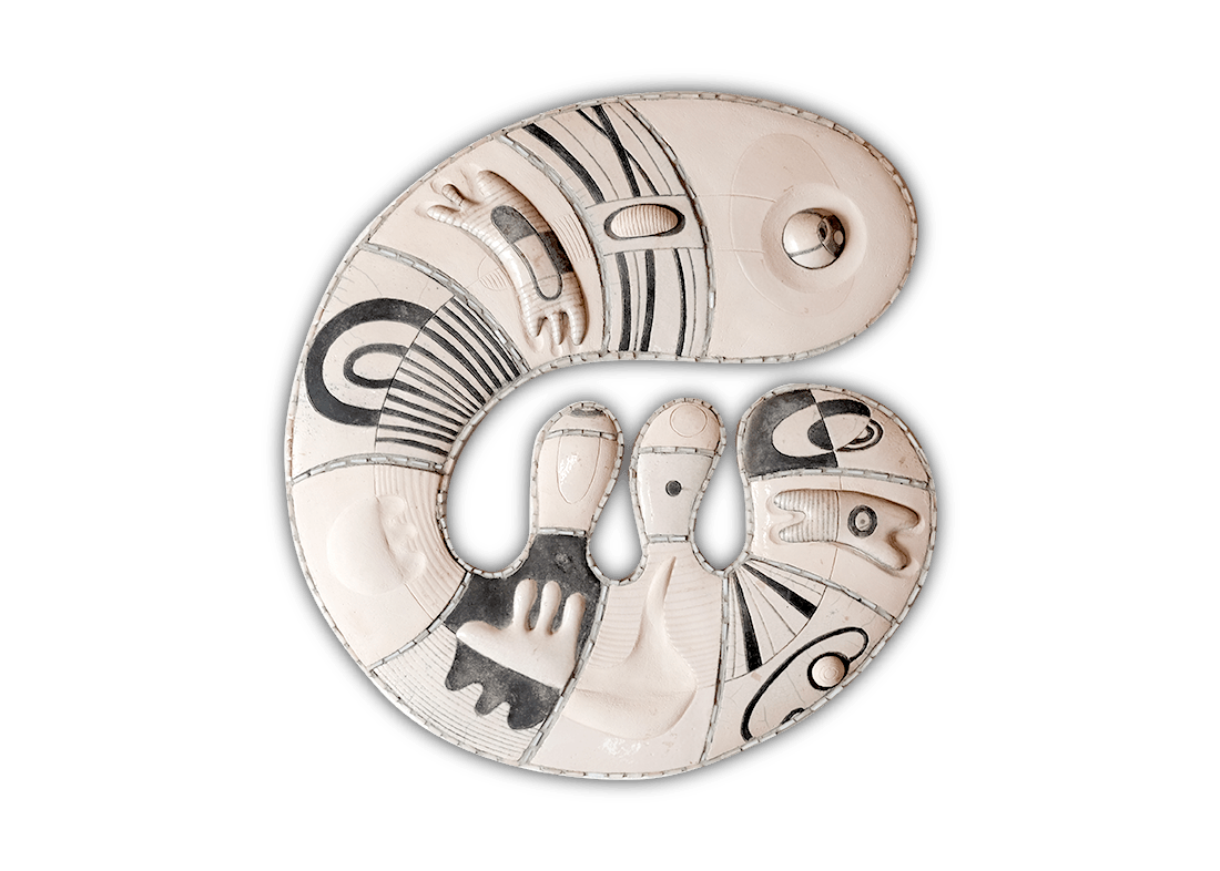 Esco dal guscio (Refrattario bianco, ceramica raku, mosaico, cm 40x43x2, 2010)