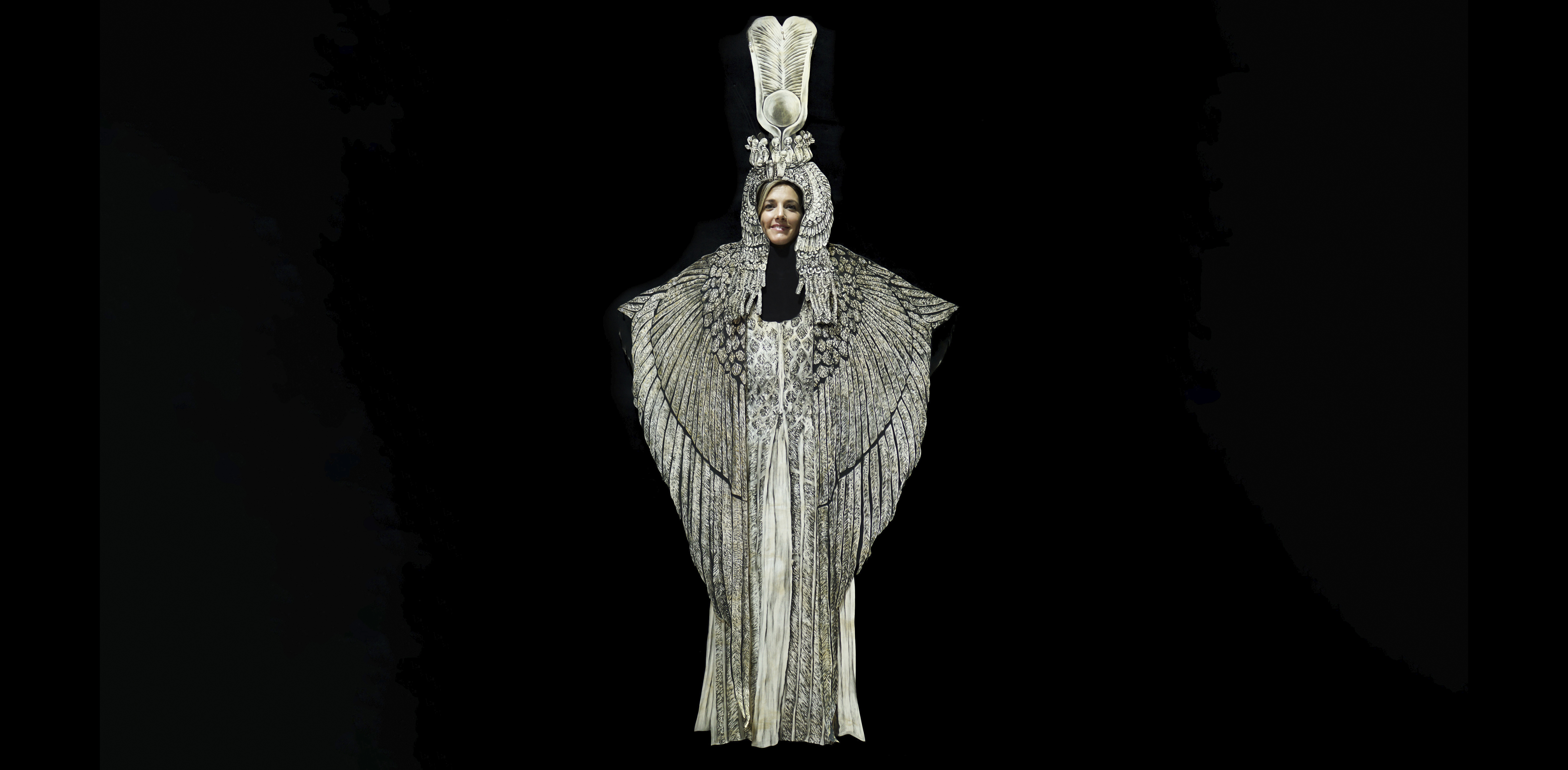 Cleopatra (2023), dibujo/instalación, técnica mixta: carboncillo y acuarela sobre papel