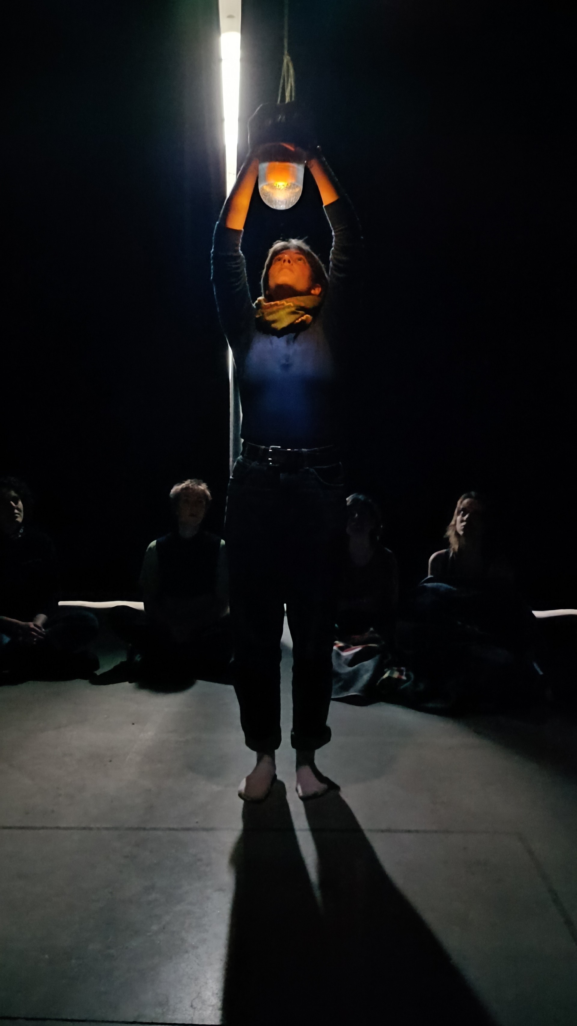 Beeld uit de performance 'the lighthousekeeper' over een vuurtorenwachter, verhalen die soms waar zijn en verschillende perspectieven op de waarheid. - zomer 2024