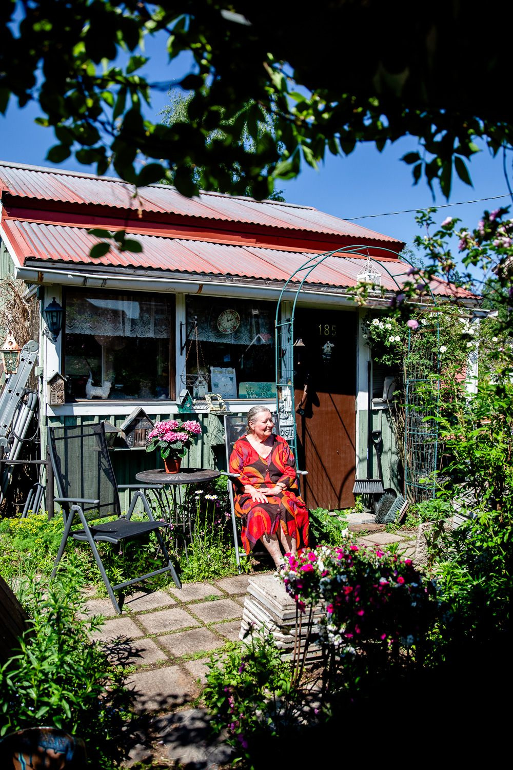 Sirkka Kaartinen on viettänyt 24 kesää Litukan siirtolapuutarhassa Tampereella. Kansan Uutiset 2024.