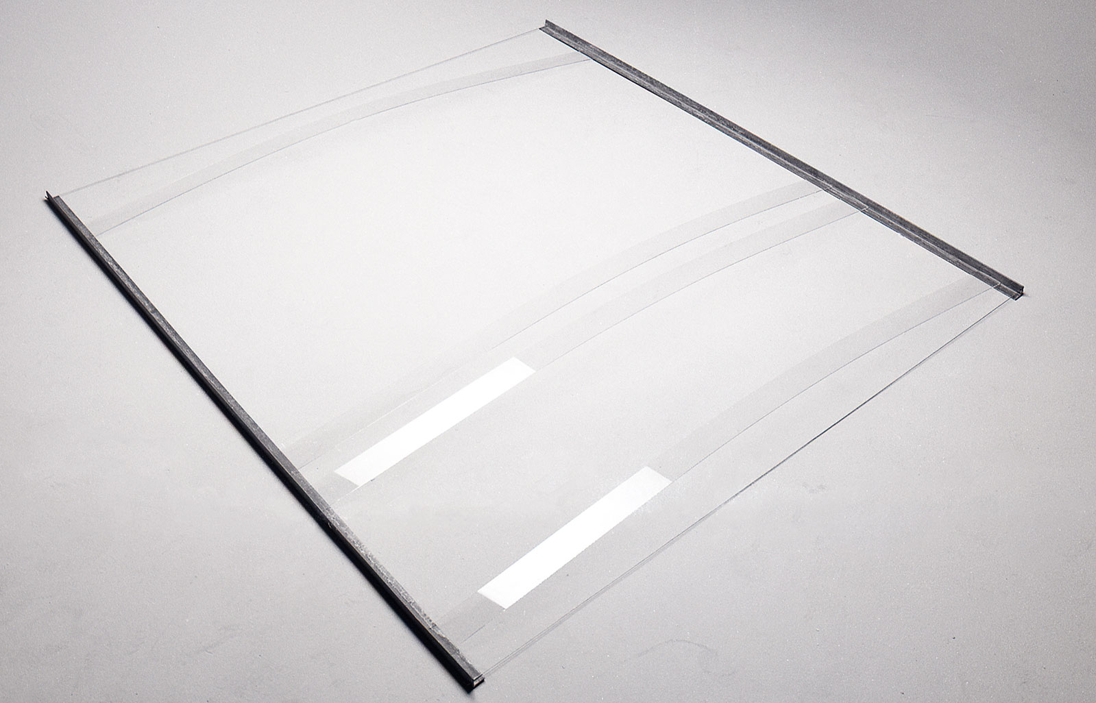 1990   I   sem título   I   aço, ferro e vidro tensionado   I   12 x 180 x 200 cm