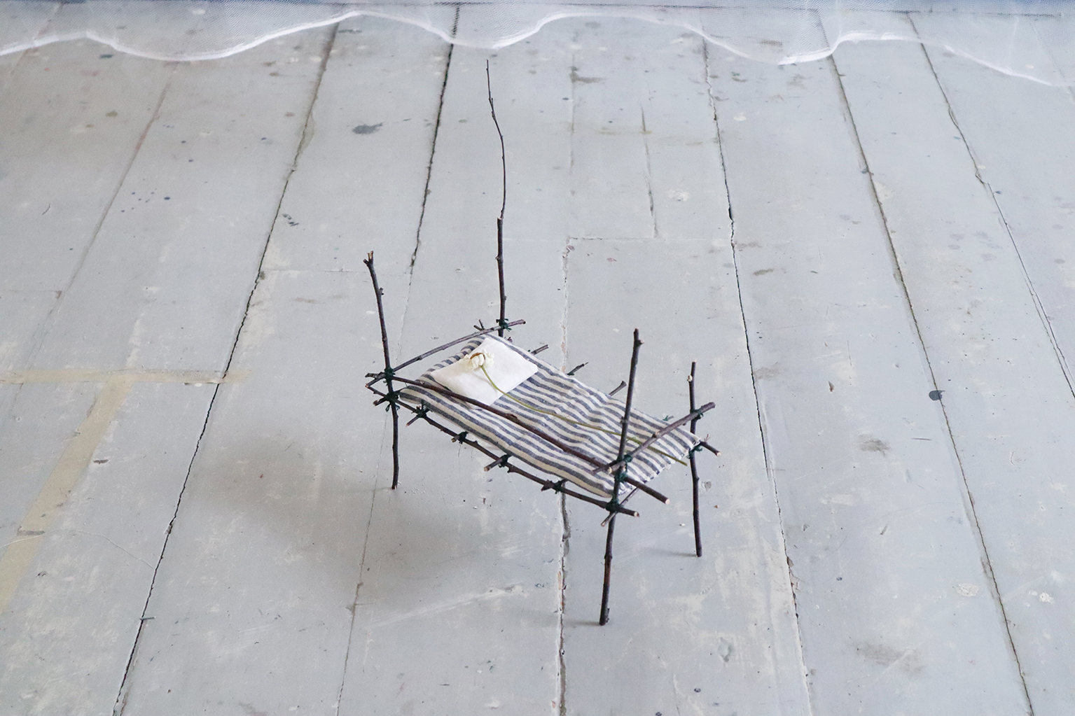 Bed for Daisy (wood, linen, daisy), Dennise Vaccarello, 2025