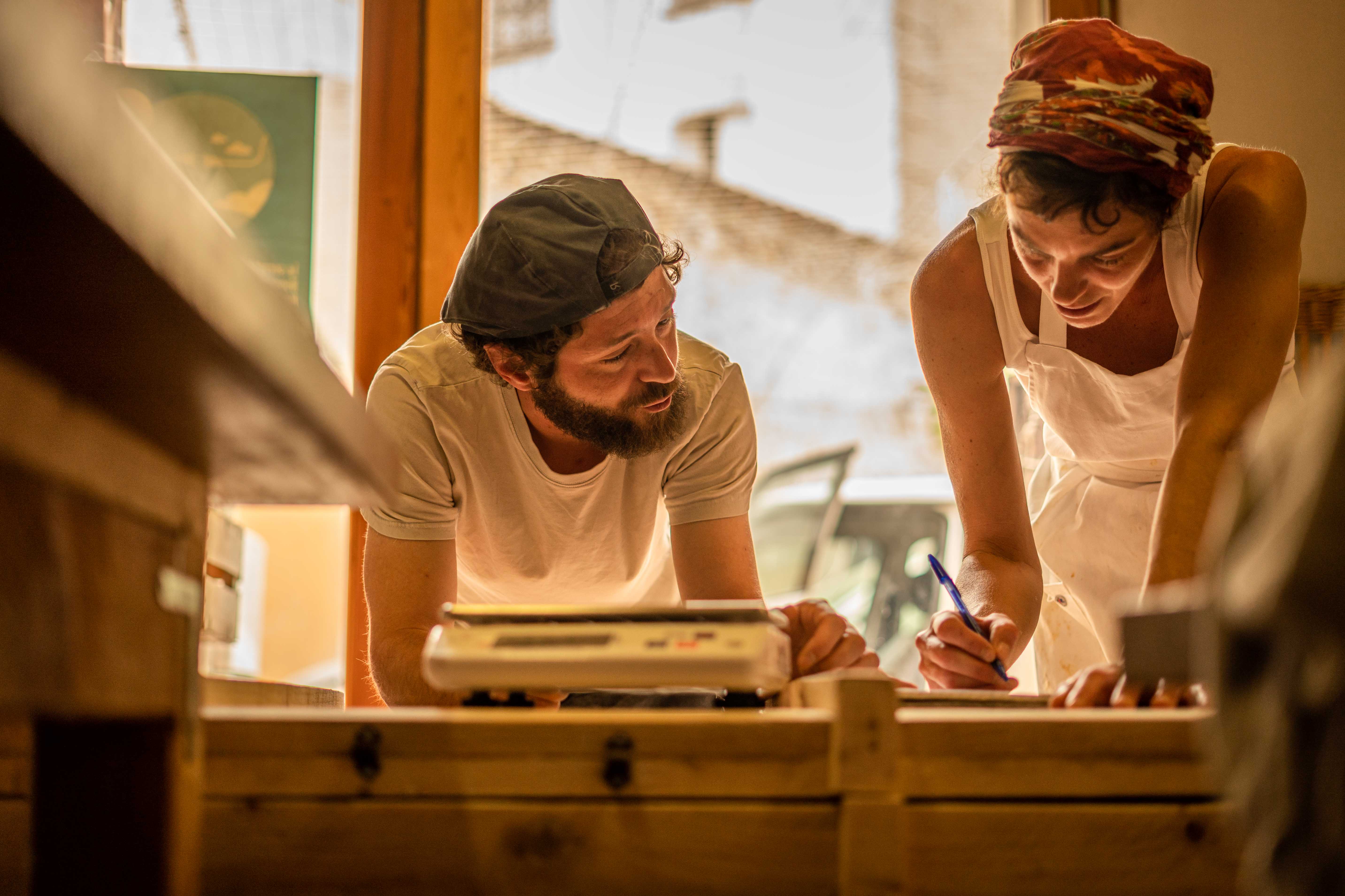La transmission de ce savoir-faire se fait dans les fournils, chez ceux qui ont conservé ces pratiques traditionnelles. Samuel apprend à faire du pain depuis quelques mois. C’est Lucie qui lui enseigne les techniques propres au pain au levain. A terme, ils aimeraient s’associer et continuer à travailler ensemble. 