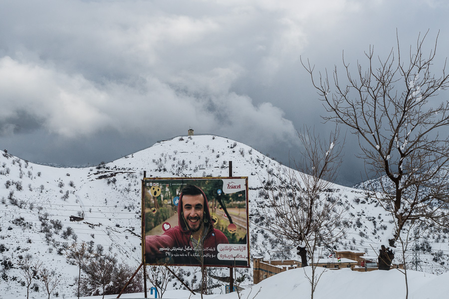 Tawela, Kurdistan, Irak, mars 2019. Une tour de guet iranienne surplombe la vall&eacute;e. Une fortification des peshmergas (&agrave; droite de la pub) lui fait face.