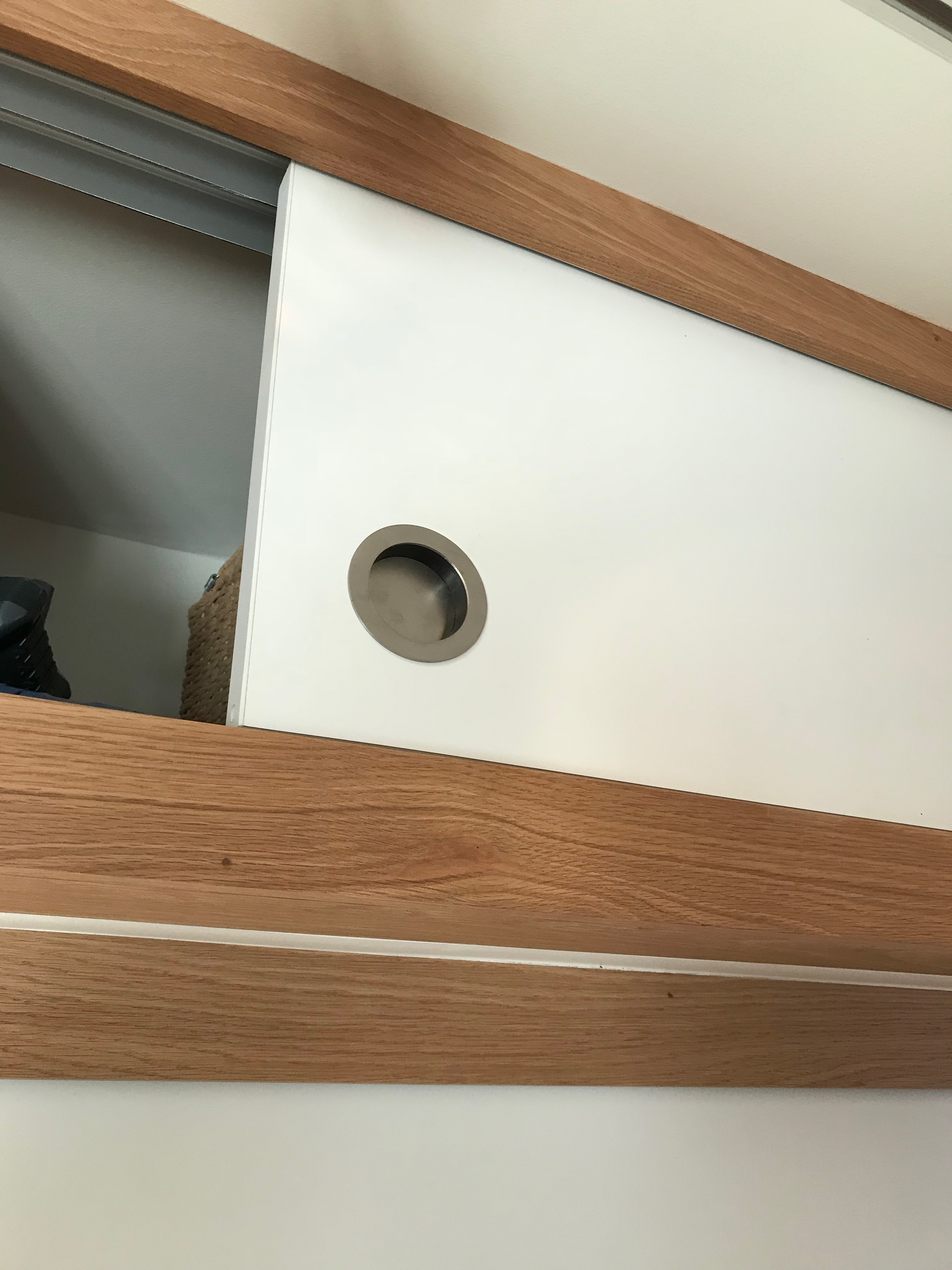 Møbeldesign av Topos arkitektur og design as. Innramming i heltre eik.