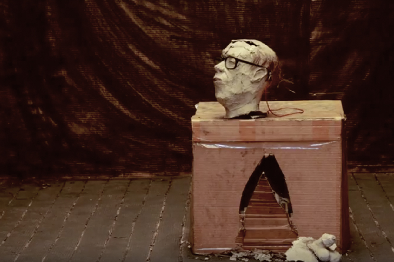 Juan Pablo LangloisCabeza con anteojos, 2011Animación stop-motion2' 17''