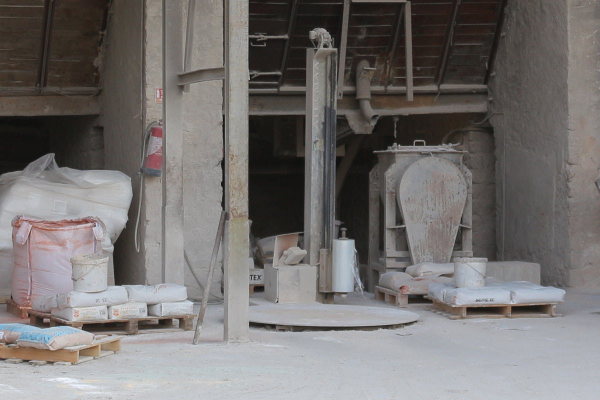 Le gypse devenu plâtre est stocké dans des cuves et ensaché avant livraison.