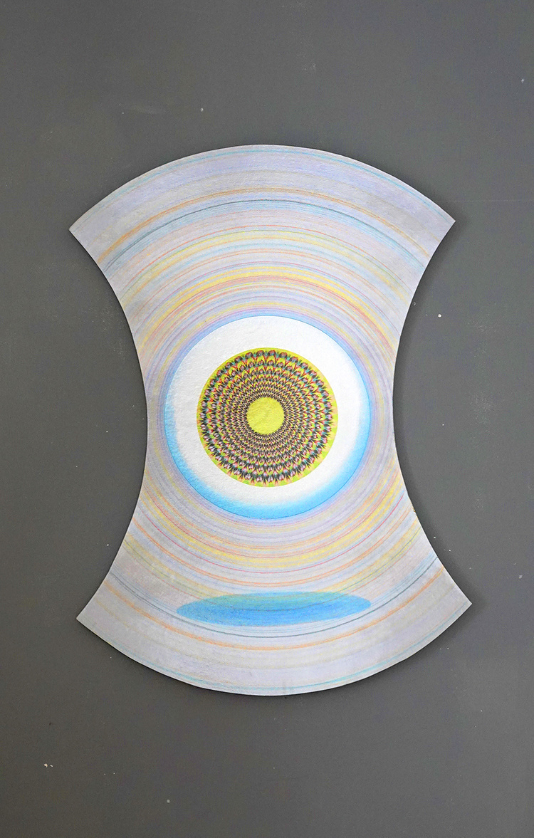 OBLO OMBRÉ & CERCLES COLORÉS sur support taillé – 2022. 100 x 70 cm. Dessin aux crayons de couleur et compas sur papier, encollé sur support (ici prototype sur mfd Ø 0,6 mm taillé de biais, mais pour les prochains, encollé sur pvc) , avec collage œil irisé et ombre peinte puis verni
