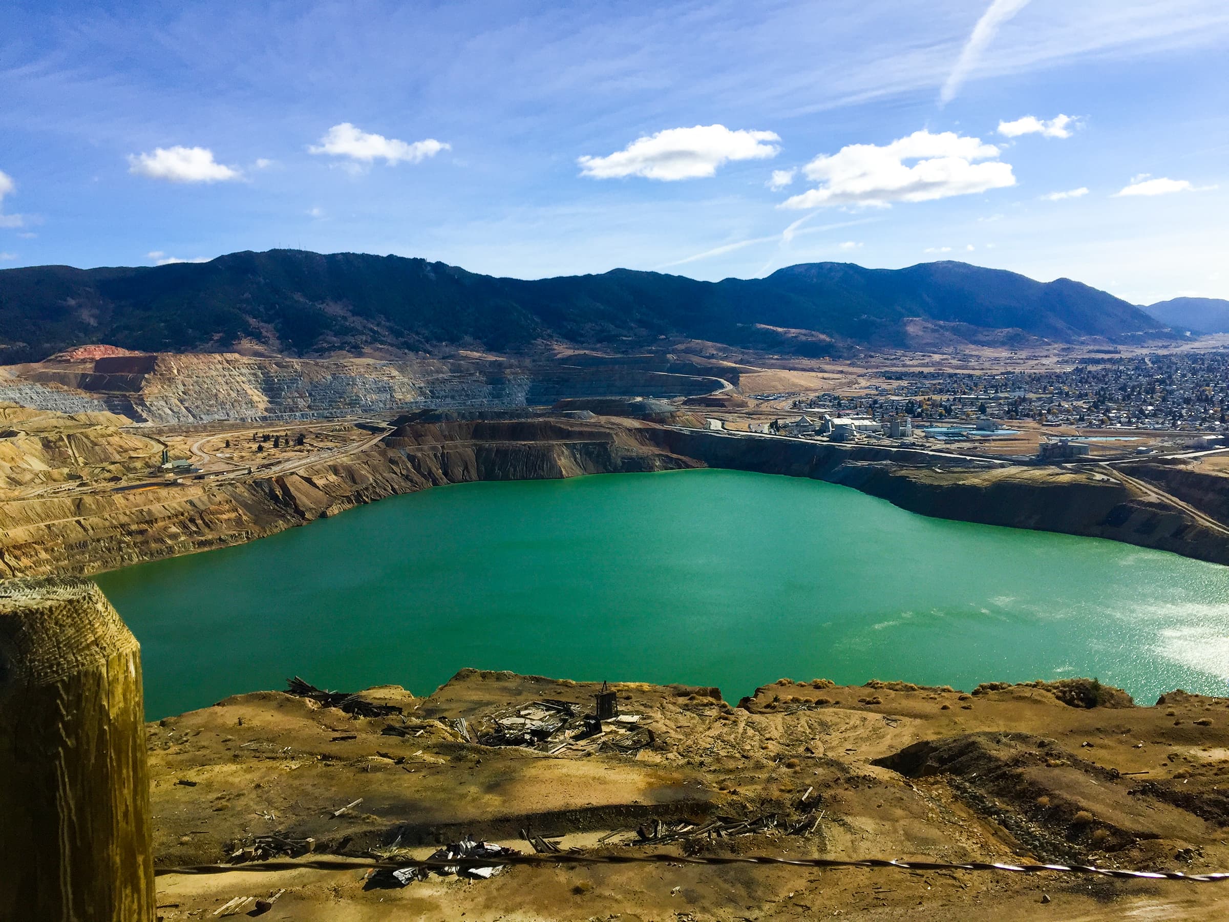 Токсичное озеро. Озеро Berkeley Pit. Беркли пит Монтана. Беркли пит в Монтане. Карьер Беркли пит.