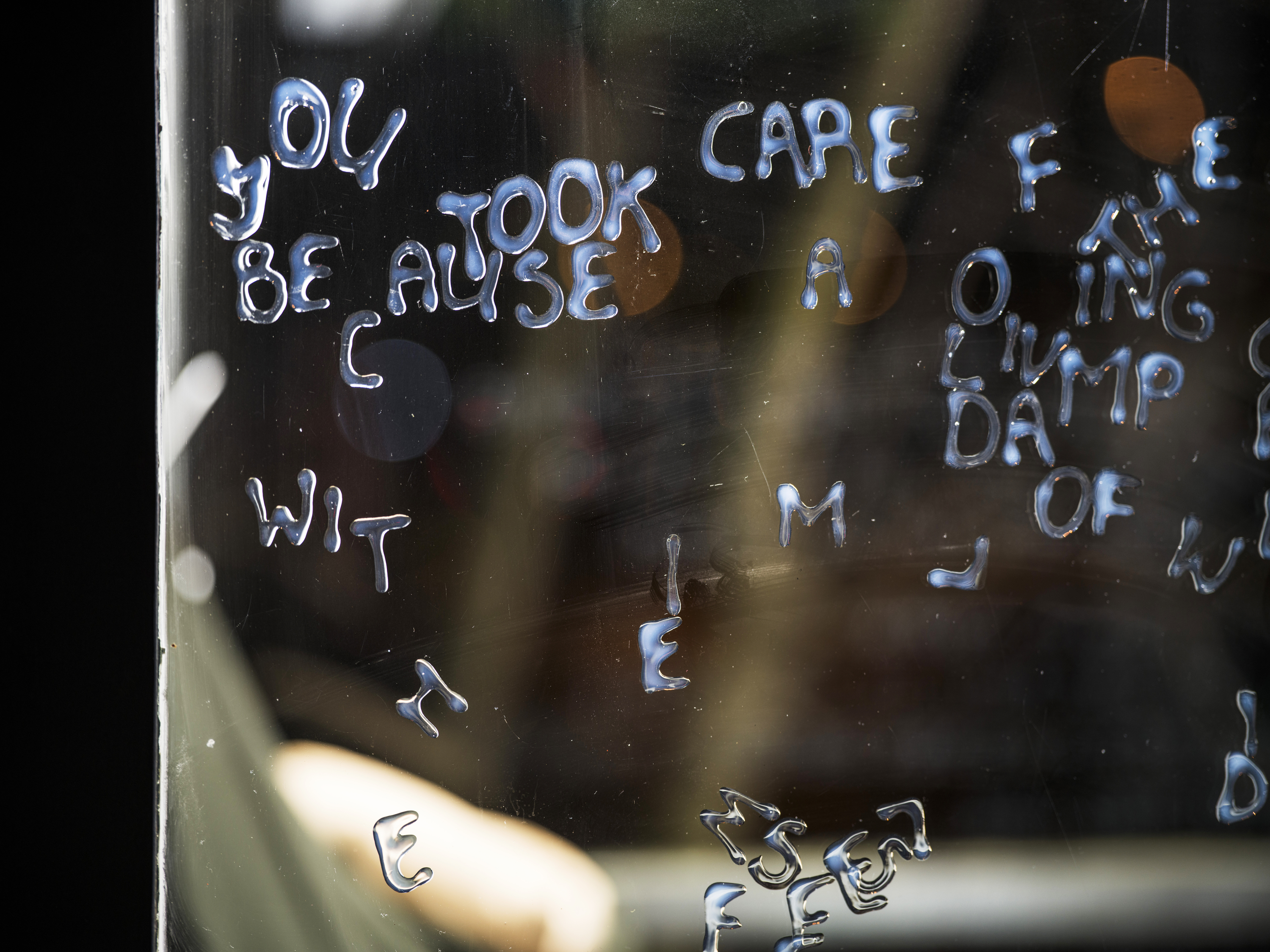 Buchstaben aus transparenter Fensterfarbe, Daunenjacke und Wollpullovers, Sound