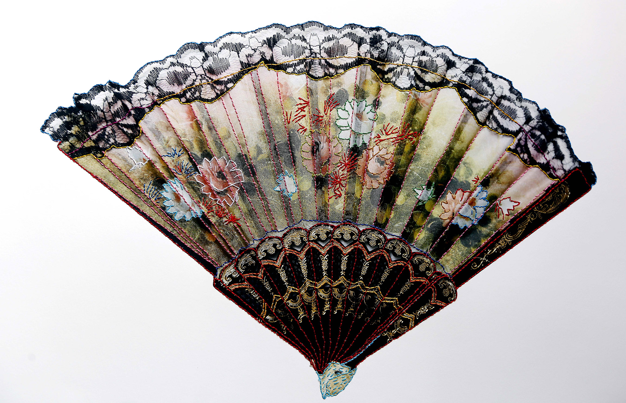 Leque, 2022. Bordado sobre fotografia impressa em Papel Hahnemühle, 40 x 60 cm.