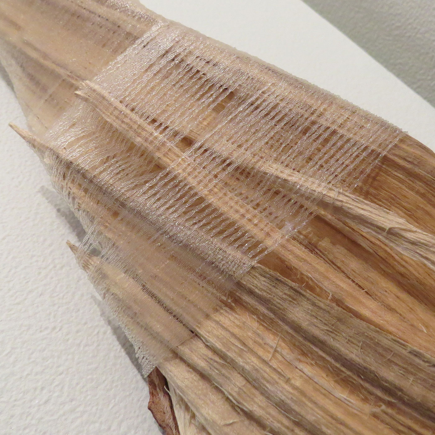 Sculpture faite de fil de pêche enroulé autour d’un morceau de bois par Sonia Reboul - Sculpture made of fishing line rolled up around a piece of wood