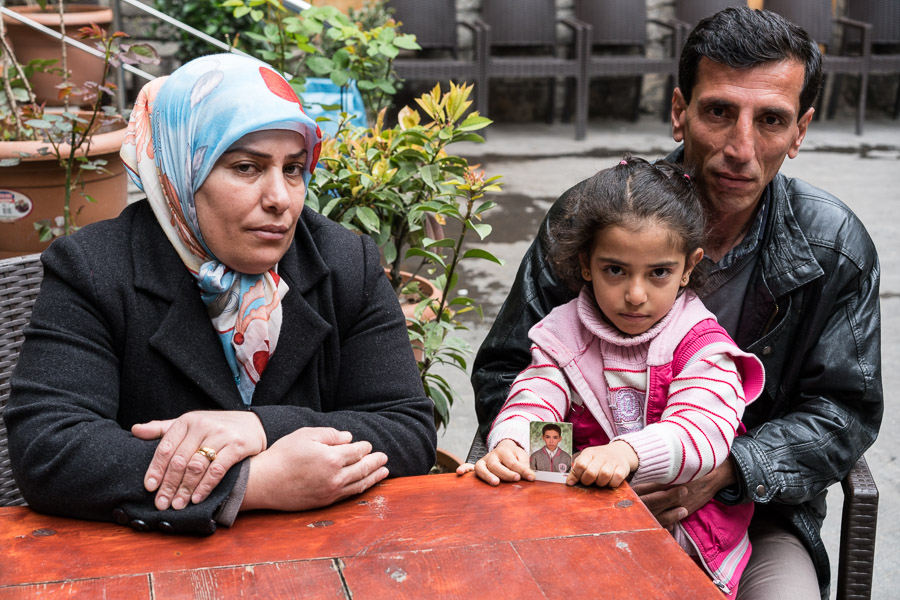 Diyarbakir (Amed), Quartier de Sur. La famille de Cihat Morg&uuml;l a quitt&eacute; Sur il y a environ3 mois pour un quartier plus s&ucirc;r. Les 15 personnes sont parties sans rien, abandonnant toutes leurs affaires l&agrave;-bas. Au moment de partir, Cihat n'&eacute;tait pas &agrave; la maison et personne ne savait o&ugrave; il &eacute;tait. La police mena&ccedil;ant de fermer le quartier, la famille a du partir en le laissant derri&egrave;re. Ils ont eu des nouvelles le jour o&ugrave; son nom a &eacute;t&eacute; cit&eacute; &agrave; la t&eacute;l&eacute; dans une liste de personnes tu&eacute;es. Il avait 14 ans. Le p&egrave;re de Cihat est abattu. Pour lui, il n'existe plus de droits humains en Turquie. Jusque dans la mort, l'&eacute;tat, en refusant de rendre les corps, humilie les gens. Il en appelle &agrave; l'Europe pour faire pression sur le gouvernement turc afin que cesse l'oppression sur la population.