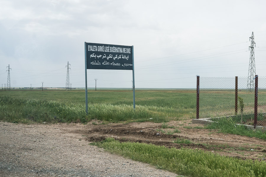 Dans le canton de Cizire, les langues officielles sont le kurde, l'arabe et le syriaque. Leur enseignement est organis&eacute; dans les &eacute;coles par l'administration autonome, ainsi que la traduction de tous les textes officiels.