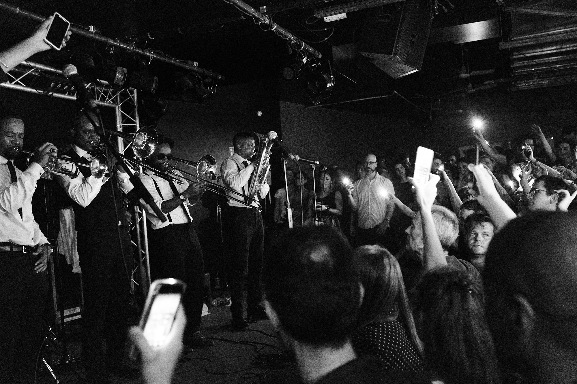 Philippe Sarfati-live-music-photography-photographer-street-documentary-hypnotic-brass-ensemble-black-white-sharing-moment-public