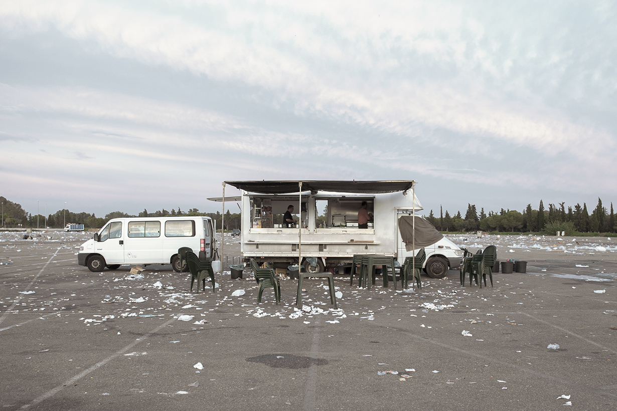 Fotografía de territorios periferia explanada con tienda autocaravana mercadillo