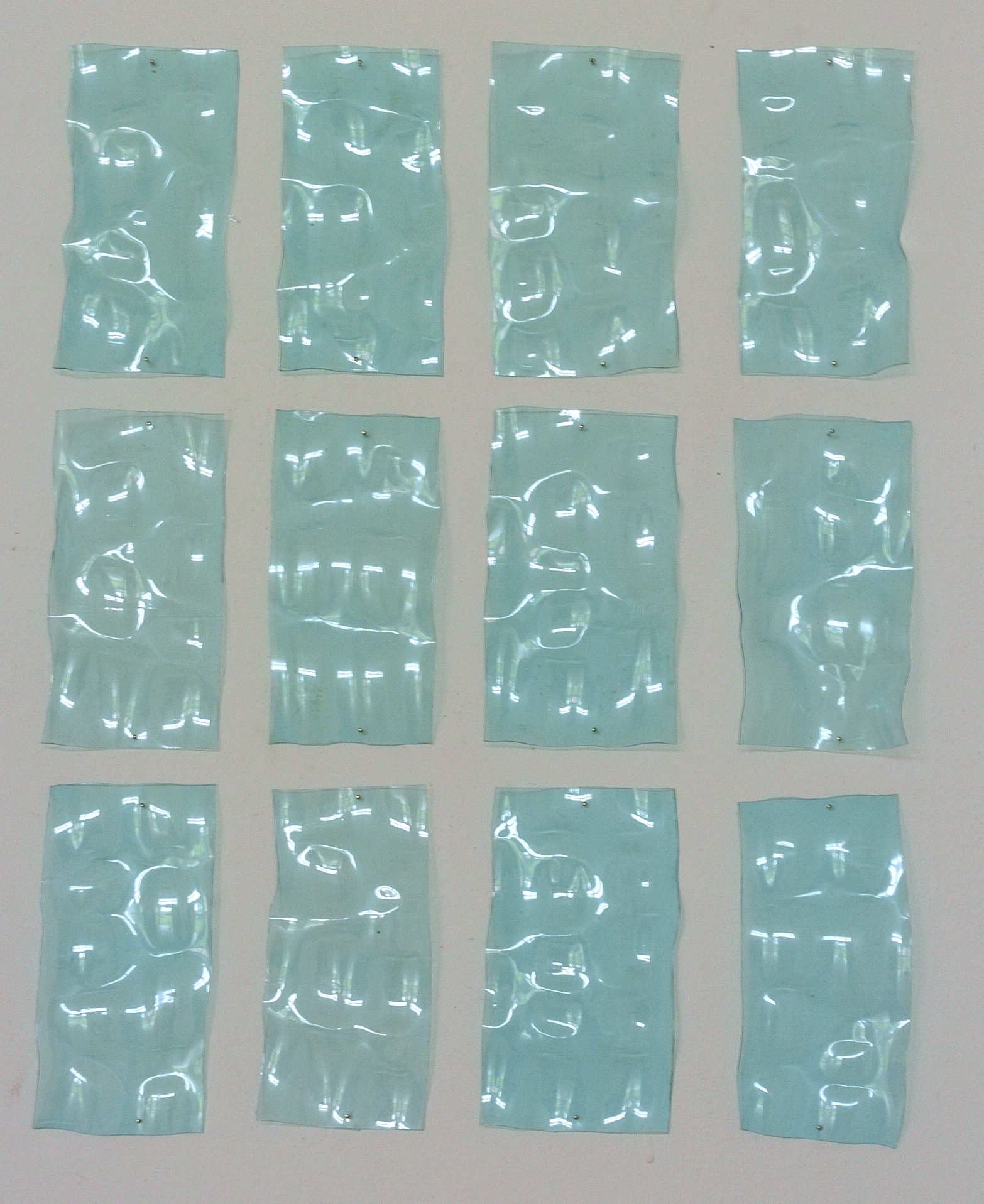 Sans titre, plastique de bouteille bleue d&eacute;coup&eacute;, 45x45 cm