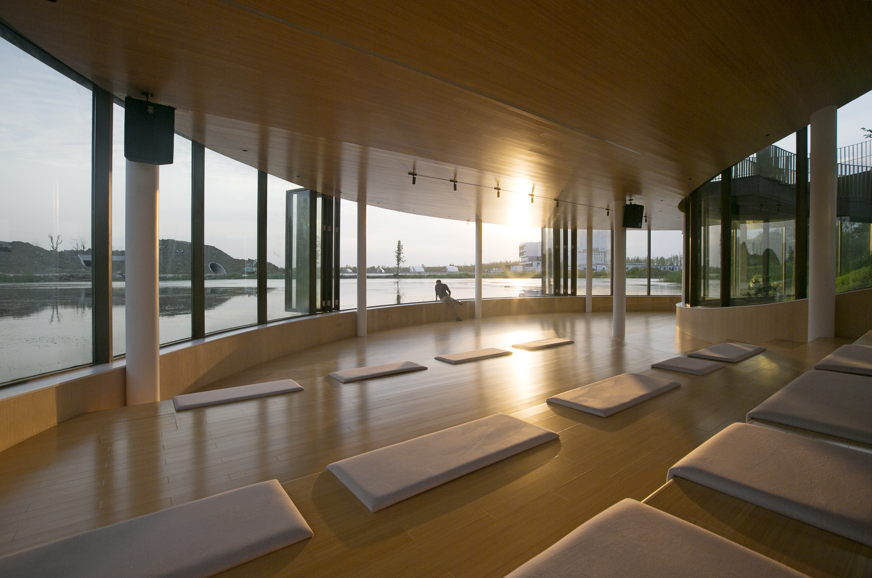 On the half sunken side, visitors have a new viewpoint of the swans living in the lake. A straight look into their eyes.  The pavilion opens there entirely towards the water