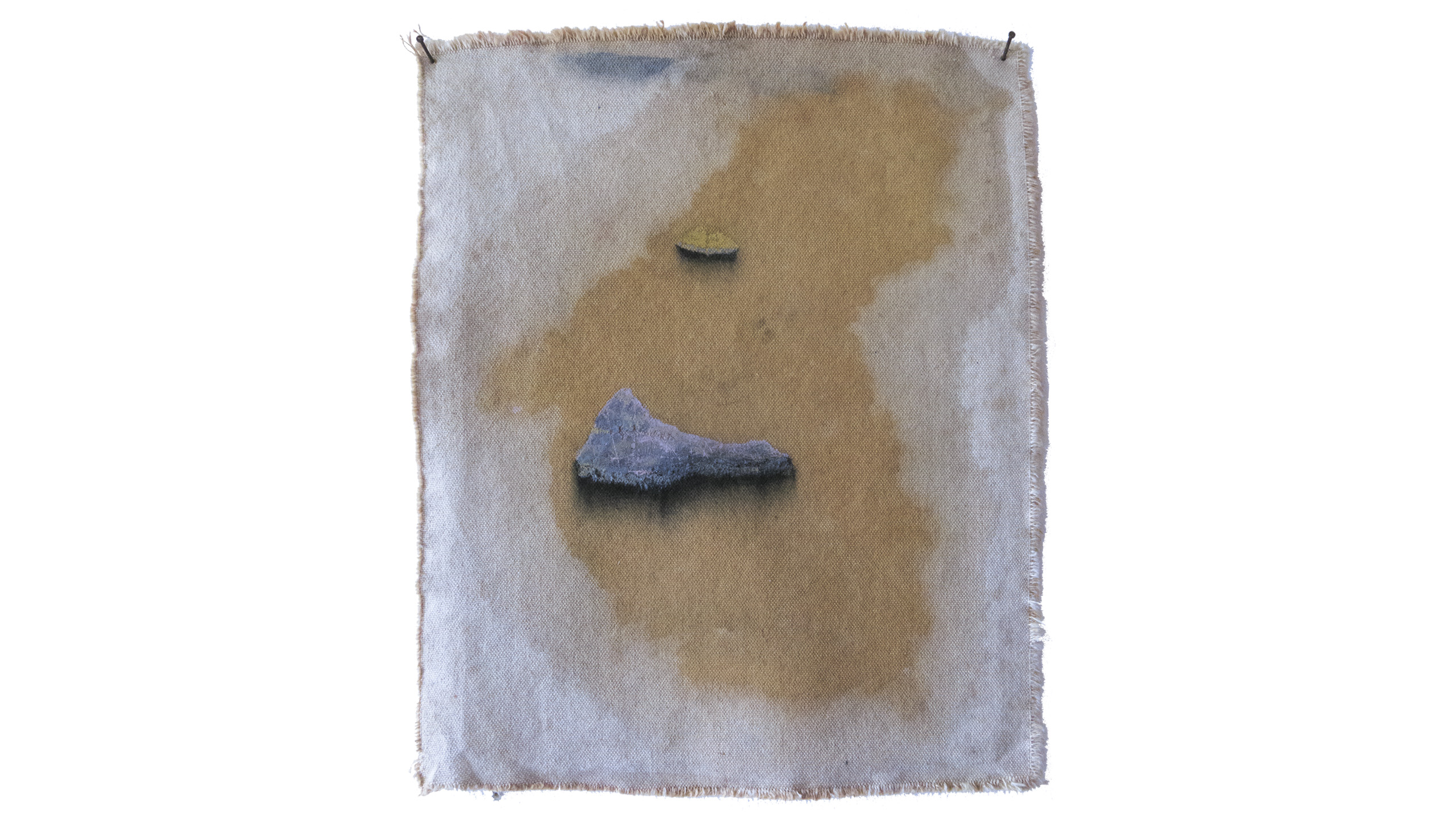 Sem título. Da série Pedras, ilhas e sementes. Pigmento, carvão e algodão cru tingido. 25x35cm. 2018.