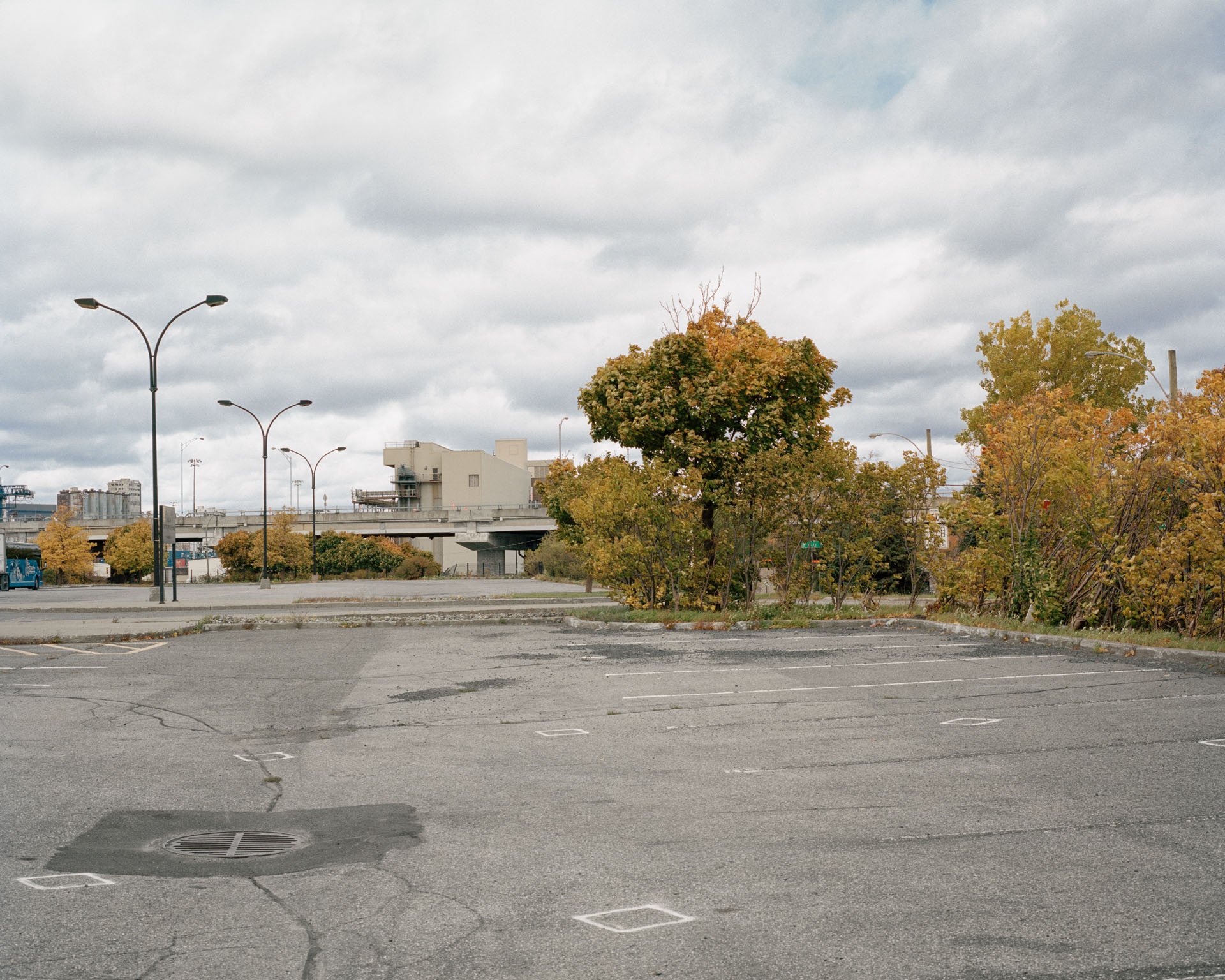 Parking Lot Facing South, Fall 2019, 32 x 40 inches/pouces, digital inkjet print, impression jet d'encre numérique, Goose Village, 2022
