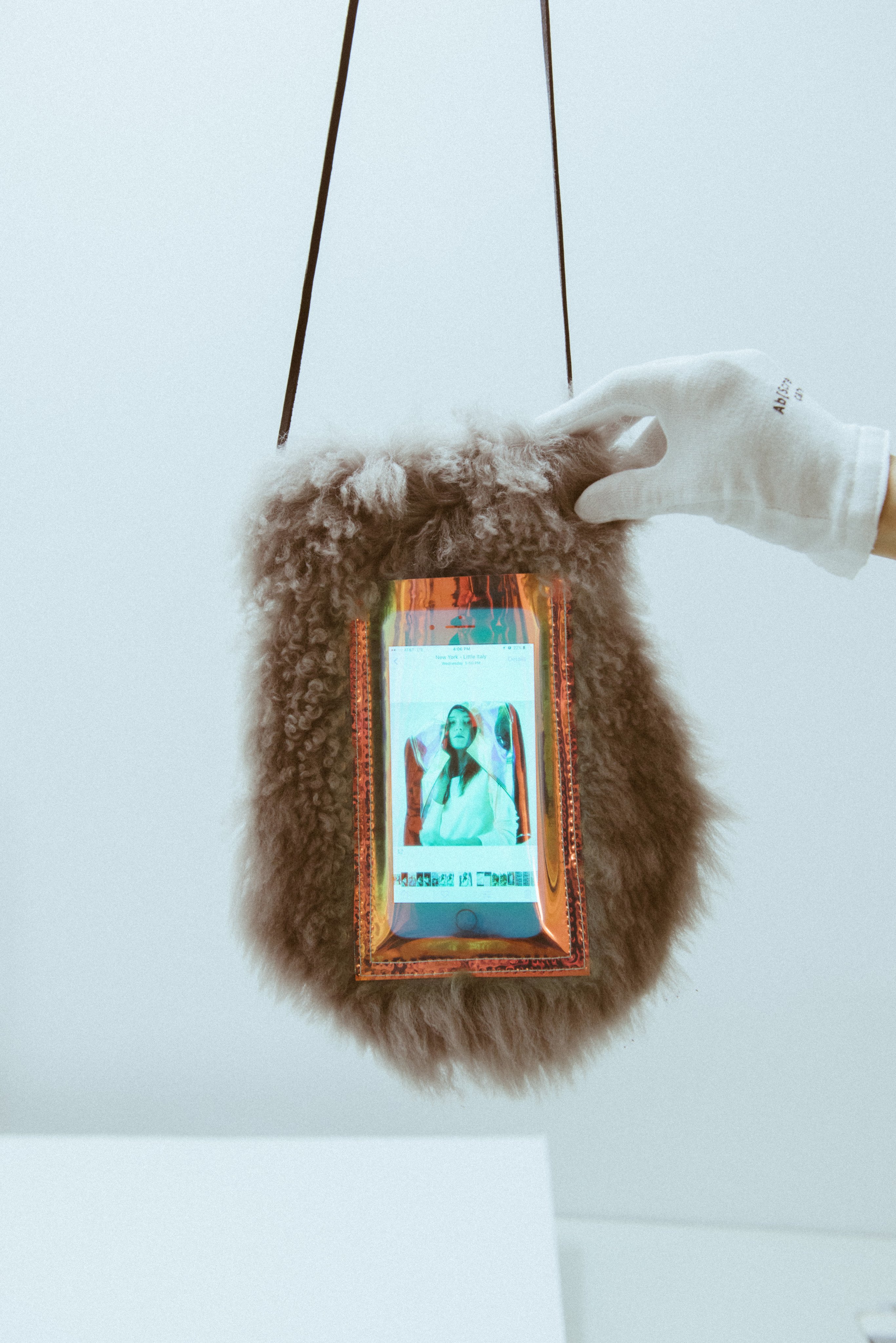 Selfone accessory: fullscreen with 2 pan coupé pockets, content broadcast with device. Thermoplastic polyurethane, shearling, iphone.