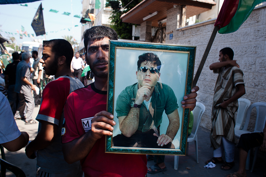Gaza, été 2012.Tous les lundis à 10h, une manifestation de soutien aux prisonniers est organisée devant les locaux de la Croix Rouge. Les proches de détenus et des anciens prisonniers s'y retrouvent. Le but de cette action est que l'on n'oublie pas les prisonniers palestiniens qui croupissent dans les geôles israéliennes, dans des conditions détestables.