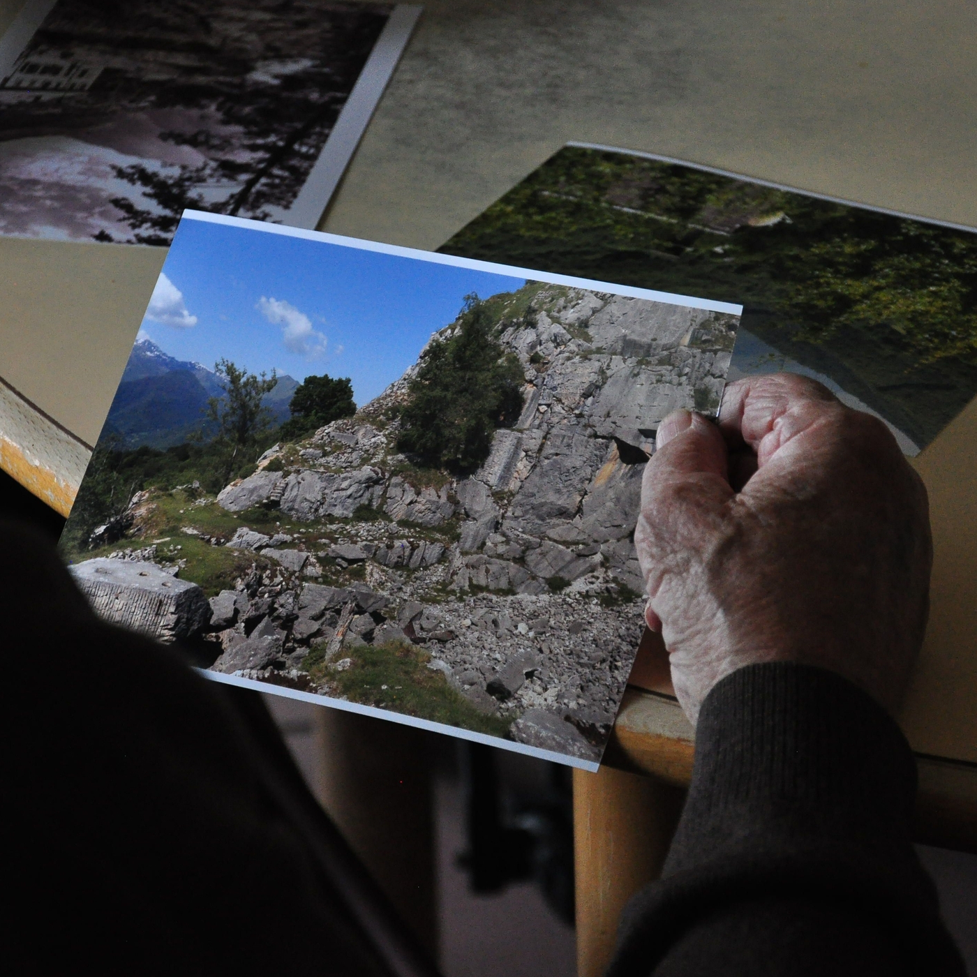 Photographie de la carrière de marbre dans les mains d'un ancien l'ayant connu encore en activité