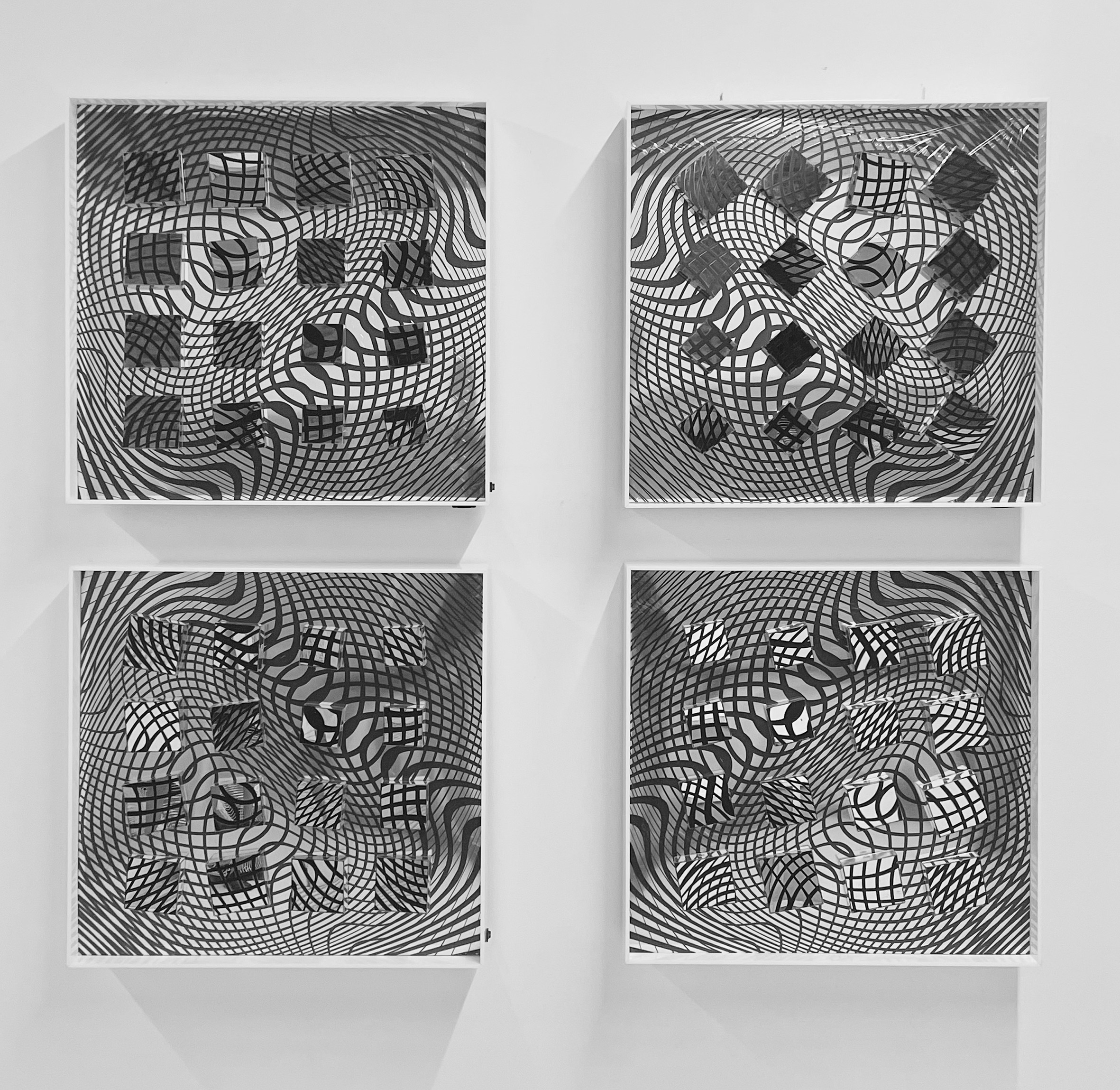 Synchromatismos (#5, #6, #7, #8), Serie Impercepción, 2021. Escultura cinética de acrílico, 16 piezas móviles en espejo, 16 motores, plaquetas de programación, 60 x 60 x 12 cm // ENG: Impercepción series. Kinetic acrylic sculpture, 16 mirrored moving parts, 16 motors, programming boards. 23.6 x 23.6 x 4.7 inches.