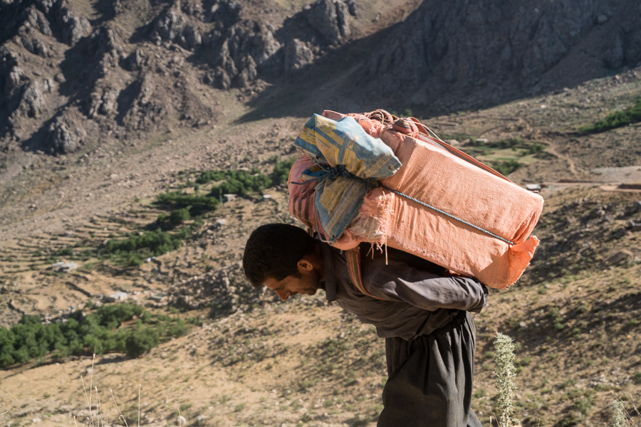 R&eacute;gion de Hewraman, Kurdistan e rojhelat (Iran), &eacute;t&eacute; 2019.  Les charges sont lourdes, plus de 30kg, qu'il faut porter pendant plusieurs heures sur des chemins escarp&eacute;s. Nombre de kolabrs souffrent de probl&egrave;mes de dos, de genou.