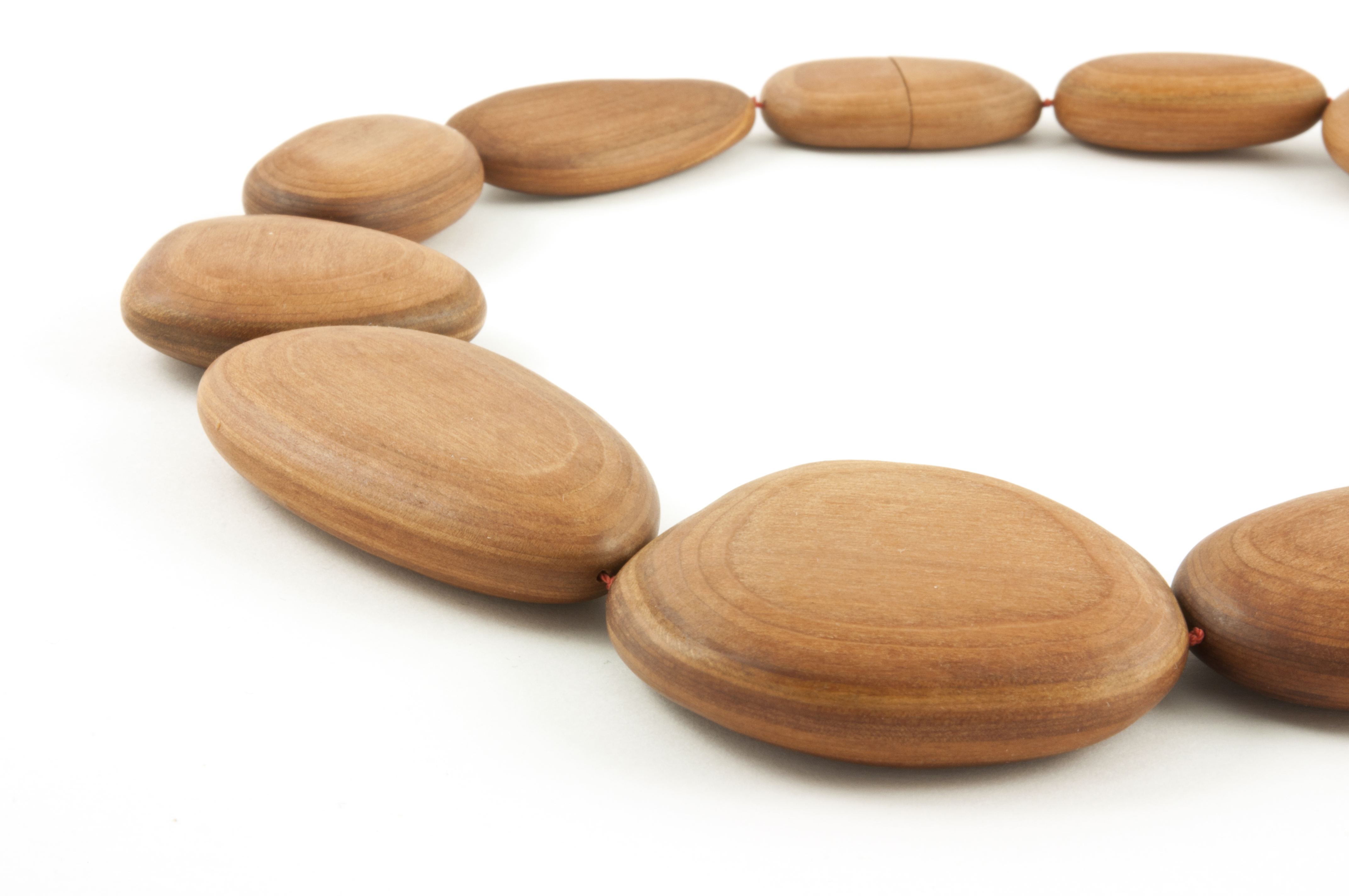 im Fluss | necklace | 2019 | cherry wood, magnet, thread