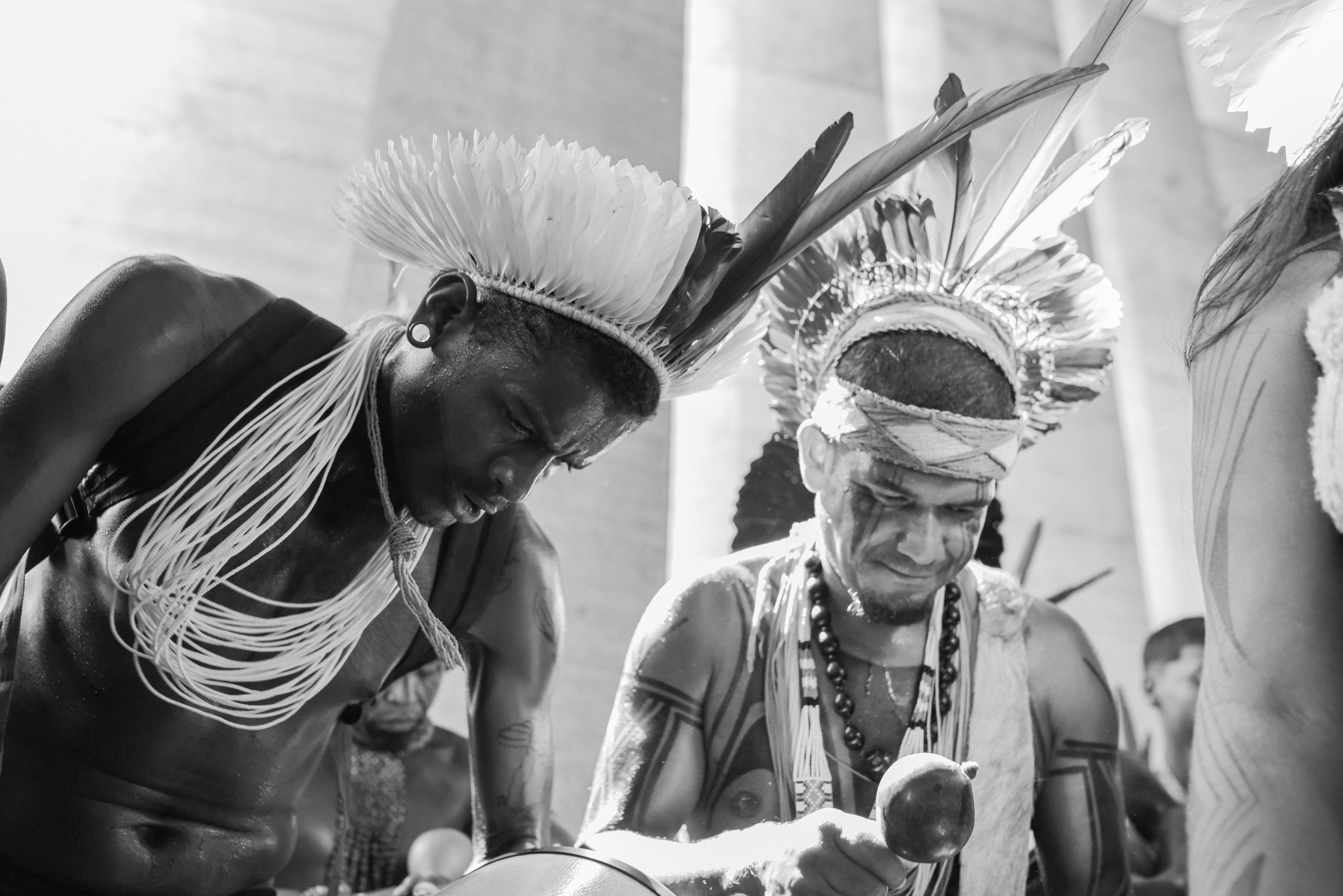 Indígenas pataxós realizam ritual no Palácio da Justiça durante o Ato pela Terra.