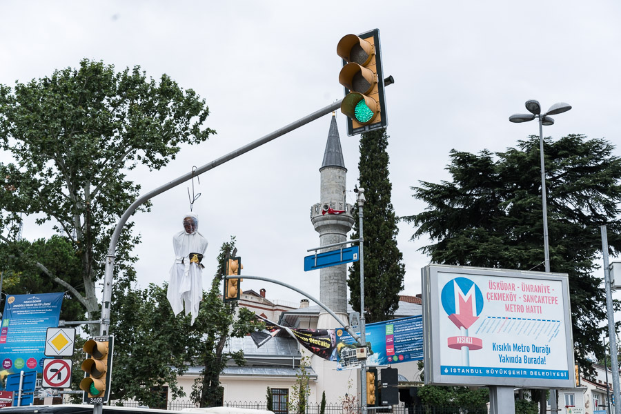 Ambiance dans les rues  d'&uuml;sk&uuml;dar &agrave; Istanbul,  dans un quartier proche de la r&eacute;sidence d'Erdogan. Un mannequin &agrave; l'effigie de Fethullah G&uuml;len est pendu &agrave; un feu.