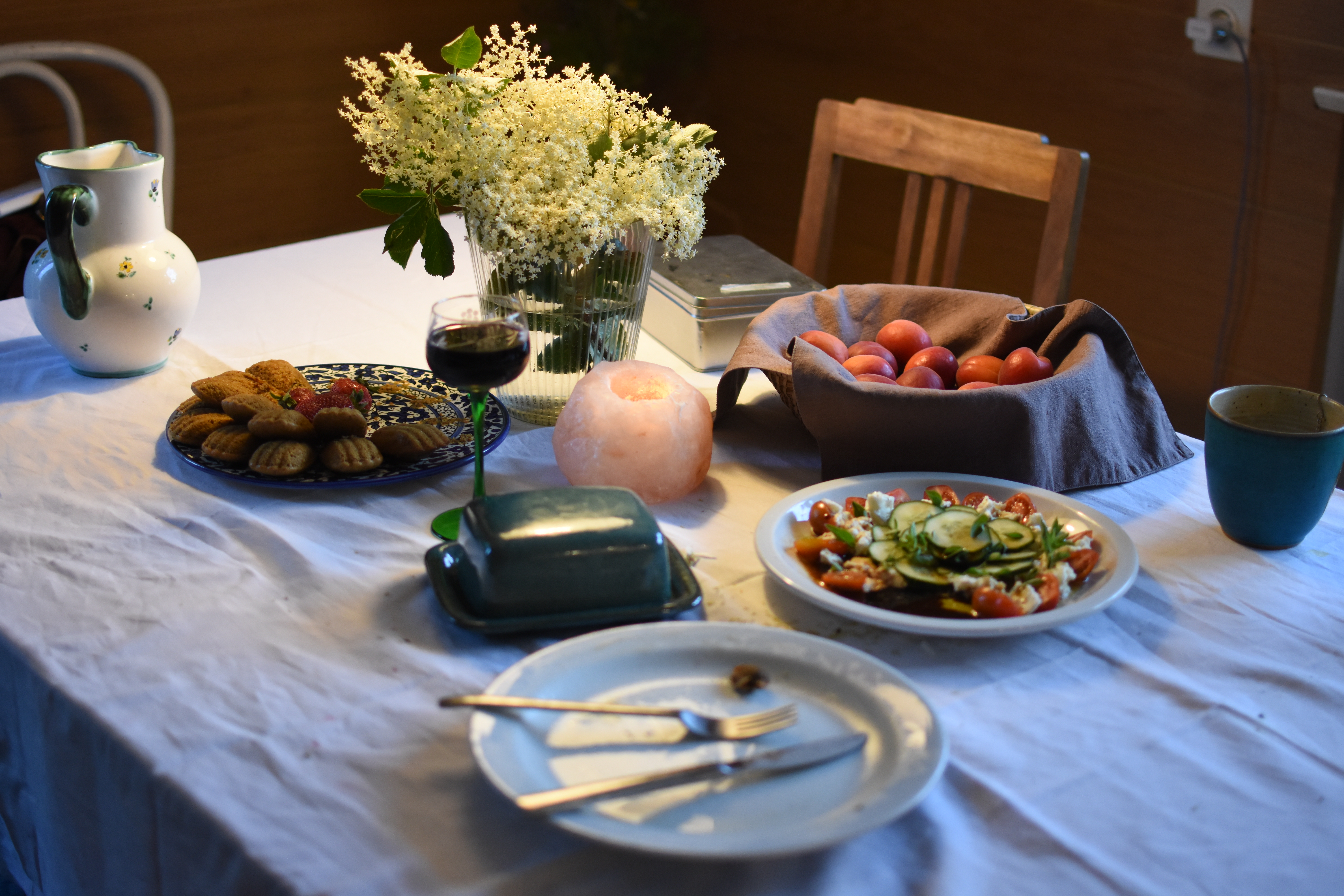 Essenstisch mit Salat