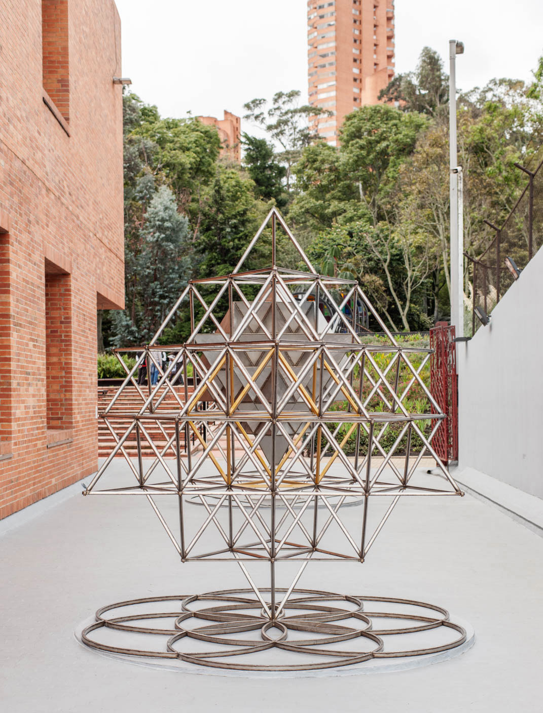 Estructura del Vacio, 2019. Stainless steel, 275 x 272 x 272 cm