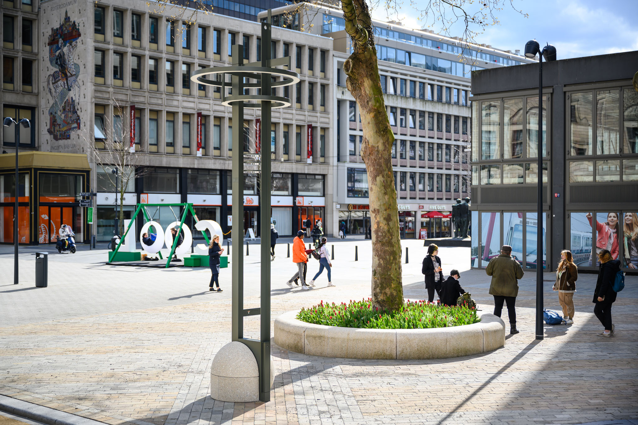 Capitalizing on the quality of the existing greenery and combining it with additional trees and pocket parks creates an attractive meeting place for all times of the day and in all seasons.