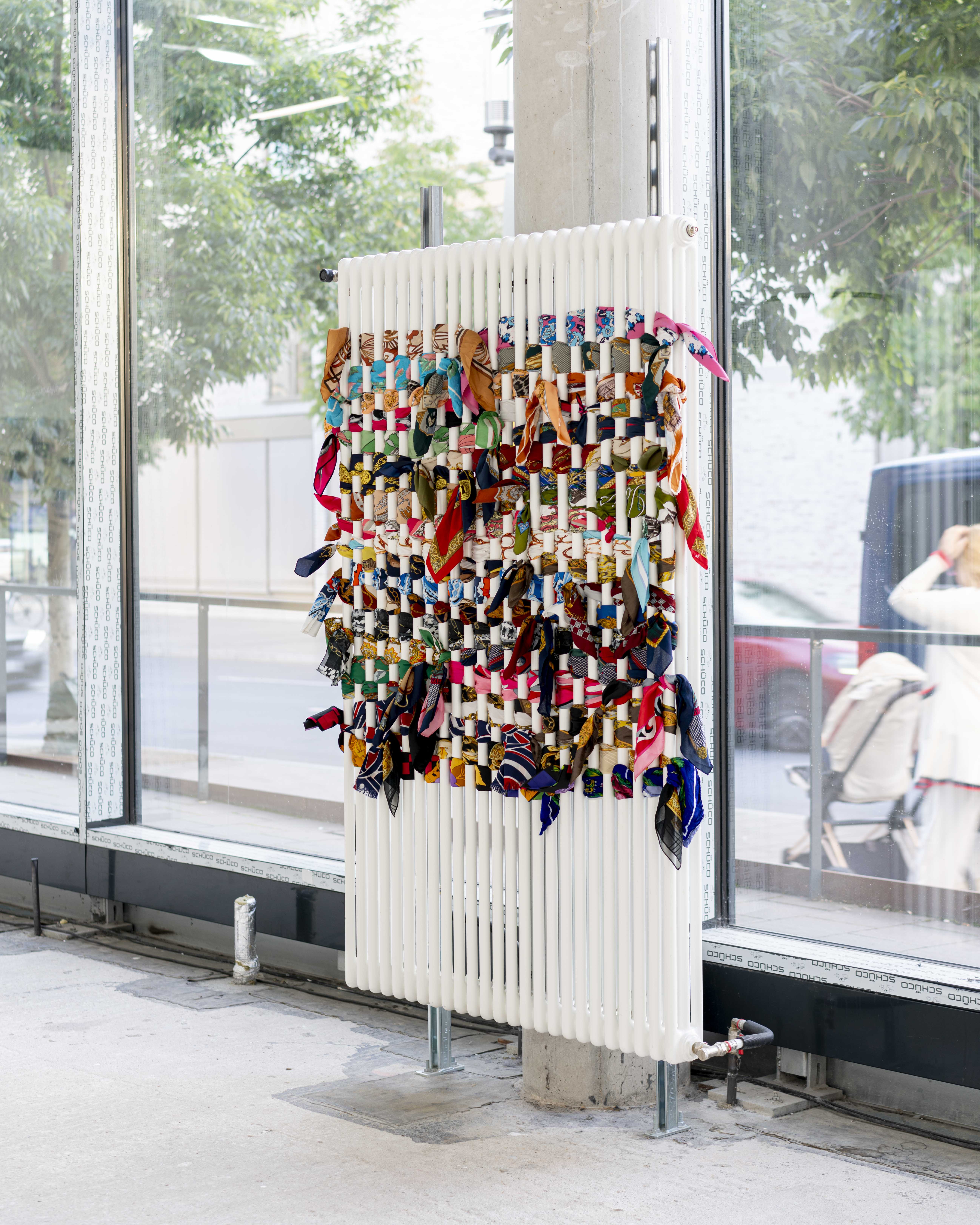 Hermess - o.T., 2023 35 polyester fabrics, Site-specific installation