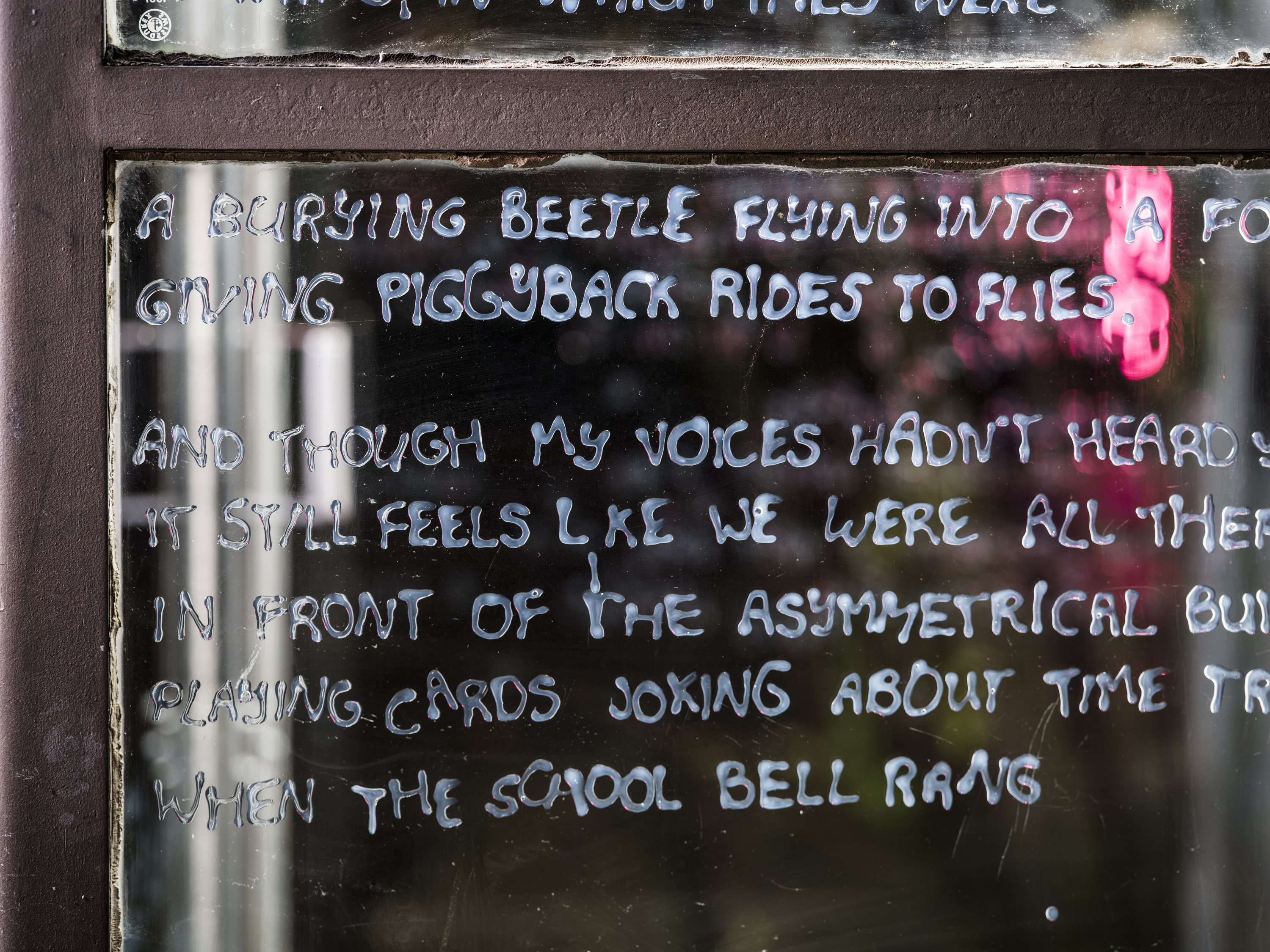 Buchstaben aus transparenter Fensterfarbe, Daunenjacke und Wollpullovers, Sound