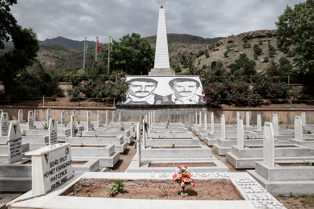 Qandil, kurdistan  Le cimeti&egrave;re porte le nom d'un des premiers commandants militaires du PK, ayant particip&eacute; &agrave; la cr&eacute;ation de "Qandil", Mehmet Karasungur. Le cimeti&egrave;re de Qandil abrite les d&eacute;pouilles des martyrs du PKK. Il doit son existence &agrave; l'obstination d'un homme, Ahmet Ince, qui a tenu &agrave; leur offrir un lieu de m&eacute;moire.