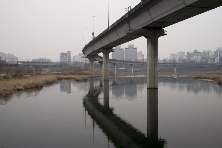 highway from pedestrian crossing // cheonggyecheon