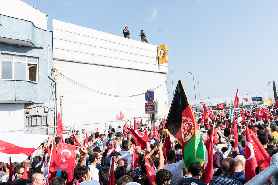 Deux semaines apr&egrave;s le coup d'&eacute;tat avort&eacute; en Turquie, Erdogan organise un meeting g&eacute;ant sur la place de Yenikapi, dans lequel il rassemble les partis d'opposition, notamment le CHP qui a choisi la collaboration avec le r&eacute;gime. Seul le hdp pro-kurde n'est pas invit&eacute;. Des millions de personnes d&eacute;ferlent dans les rues du quartier, la place et les art&egrave;res sont submerg&eacute;es par une mar&eacute;e humaine. Lors de ce discours, Erdogan annoncera l'orientation politique de son r&eacute;gime.