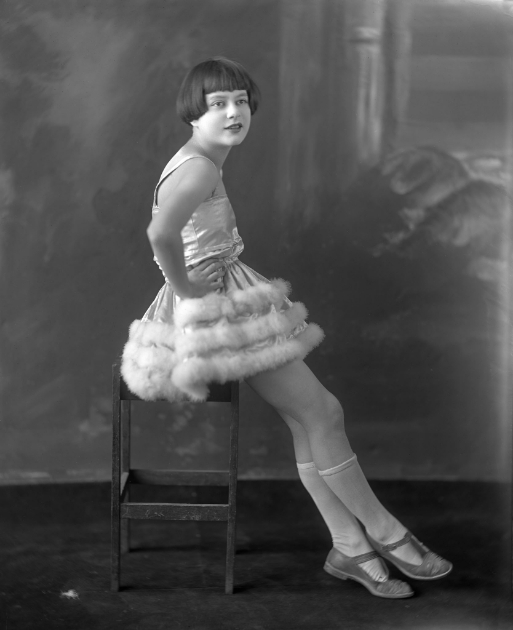 Wm. Notman & Son Ltd., Mlle A. Lafrance en costume de danse, Montréal, 1923, Musée McCord, II-254767 25. Kulsum Shariff Wm. Notman & Son, Miss Graham, Montreal, 1899, McCord Museum, II-128586 6. Jinyoung Kim 11. Wm. Notman & Son, Hannah G. Mills, Montréal, 1896, Musée McCord, II-116851 Wm. Notman & Son, Hannah G. Mills, Montreal, 1896, McCord Museum, II-116851 16. Nature morte : monstera deliciosa et bouquet de fleurs Still life: bouquet of flowers and Monstera deliciosa 26. Catherine Cheong 27. Pina Albanese 30. Ariana Bercovitch Wm. Notman & Son, Miss Paton, Montreal, 1889, McCord Museum, II-89628 14. Wm. Notman & Son Ltd., Mme P. S. Fisher, Montréal, 1929, Musée McCord, II-292487 31. Penelope Wilson Rose et/and Deirdre Wilson 32. Gabrielle Béland et/and SelIna Disera 35. Wm. Notman & Son Ltd., Anna Cowan, Montréal, 1920, Musée McCord, II-235215 Wm. Notman & Son Ltd., Wm. Notman & Son Ltd., Mrs. P. S. Fisher, Montreal, 1929, McCord Museum, Anna Cowan, Montreal, 1920, McCord Museum, II-235215 II-292487 84 85 19. William Notman, Mlle Delong, Montréal, 1871, Musée McCord, II-69025 William Notman, Miss Delong, Montreal, 1871, McCord Museum, II-69025 36. Angélique Willkie 37. Nature morte : pivoine bourgogne Still life: burgundy peony 40. Lili Maud Dobell Wm. Notman & Son Ltd., Miss A. Lafrance in dancing costume, Montreal, 1923, McCord Museum, II-254767