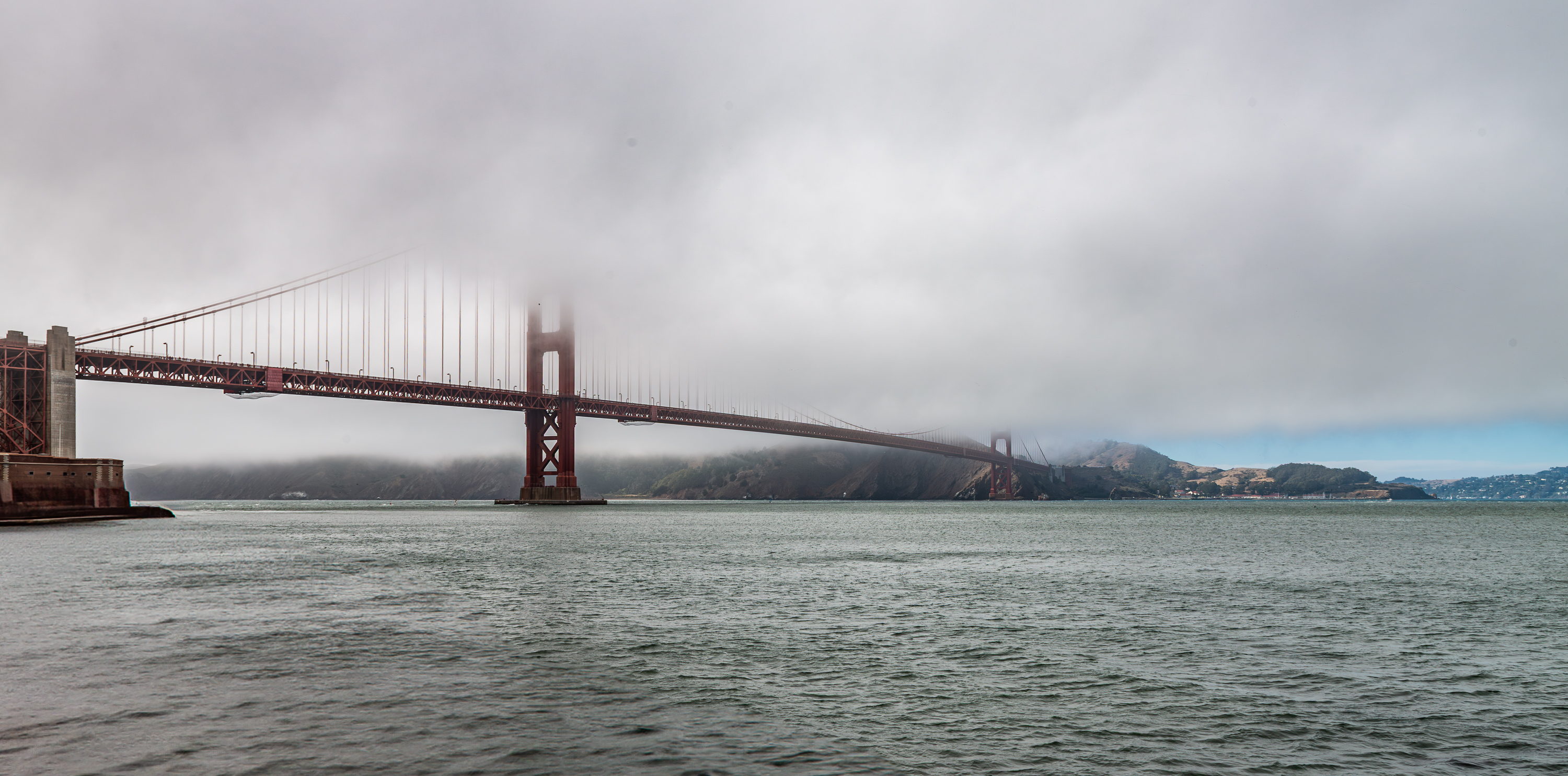Golden Gate. Californie, pont traversant le détroit qui débouche dans l'océan Pacifique. Il relie San Francisco à Sausalito.