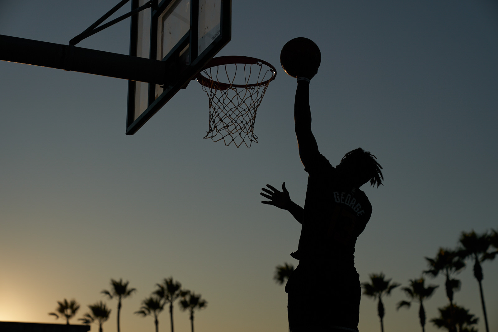 Gegenlichtaufnahme eines Basketball-Spielers am Venice-Beach.