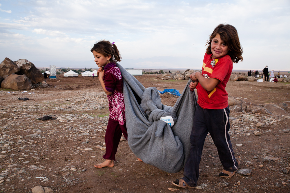 Newroz Camp, près de Derik, Kurdistan syrien. L'administration autonome kurde, malgré l'embargo qu'elle subit, a été la seule à venir au secours des Yézidis alors que l'état islamique commençait à les massacrer en Irak. Elle a construit pour les réfugiés un grand camp, où elle leur fournit sécurité, abri et nourriture.