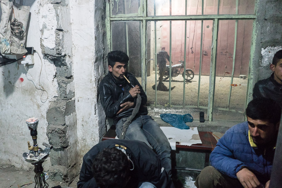 Village de Zale, Kurdistan, Irak Les travailleurs attendent les camions, parfois jusqu'à 3h du matin.