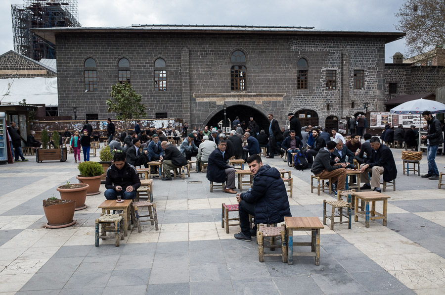 Diyarbakir (Amed), quartier de Sur. Avant les combats, la rue de Gazi &eacute;tait pleine de monde, surtout au moment de Newroz, et la place de la mosqu&eacute;e remplie de buveurs de th&eacute;. Aujourd'hui, elle est presque d&eacute;serte, et patrouill&eacute;e par des policiers en armes.